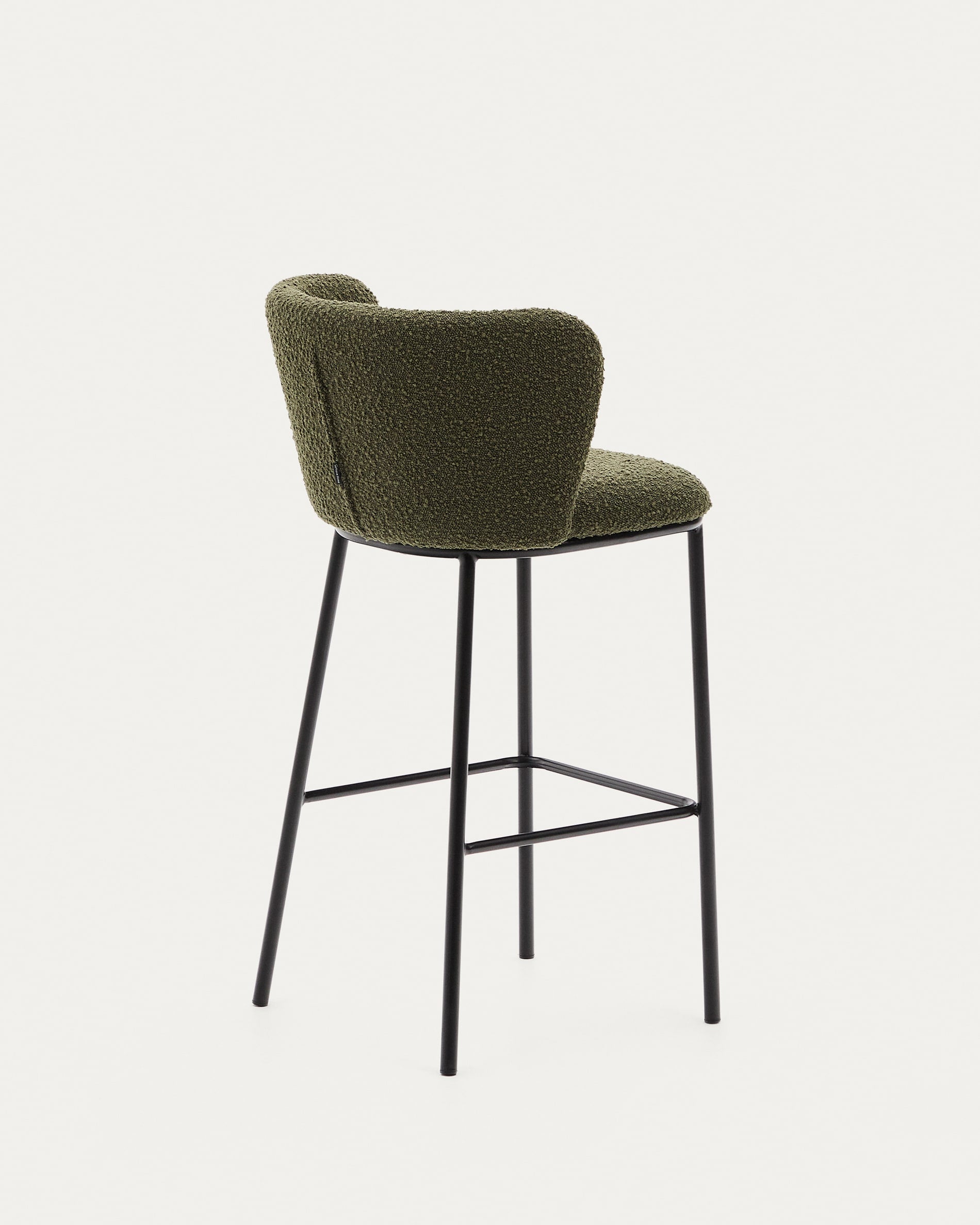 Moderner Hocker Ciselia mit grünem Schaffell und schwarzem Stahl, 75 cm hoch, FSC-zertifiziert, von Kave Home.