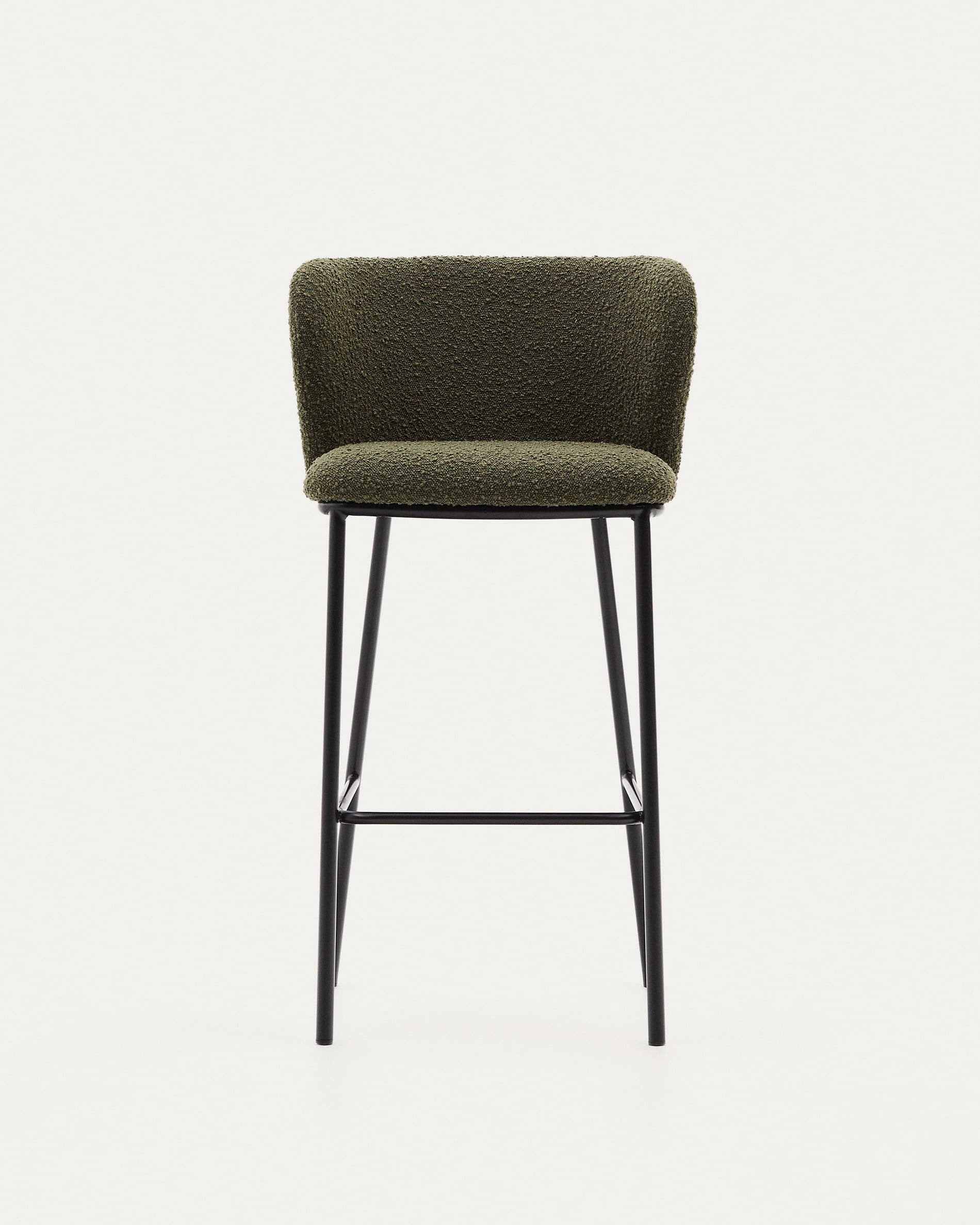 Eleganter Hocker Ciselia mit grünem Schaffellbezug, schwarzem Stahlgestell, 75 cm Höhe, FSC-zertifiziert, von Kave Home.