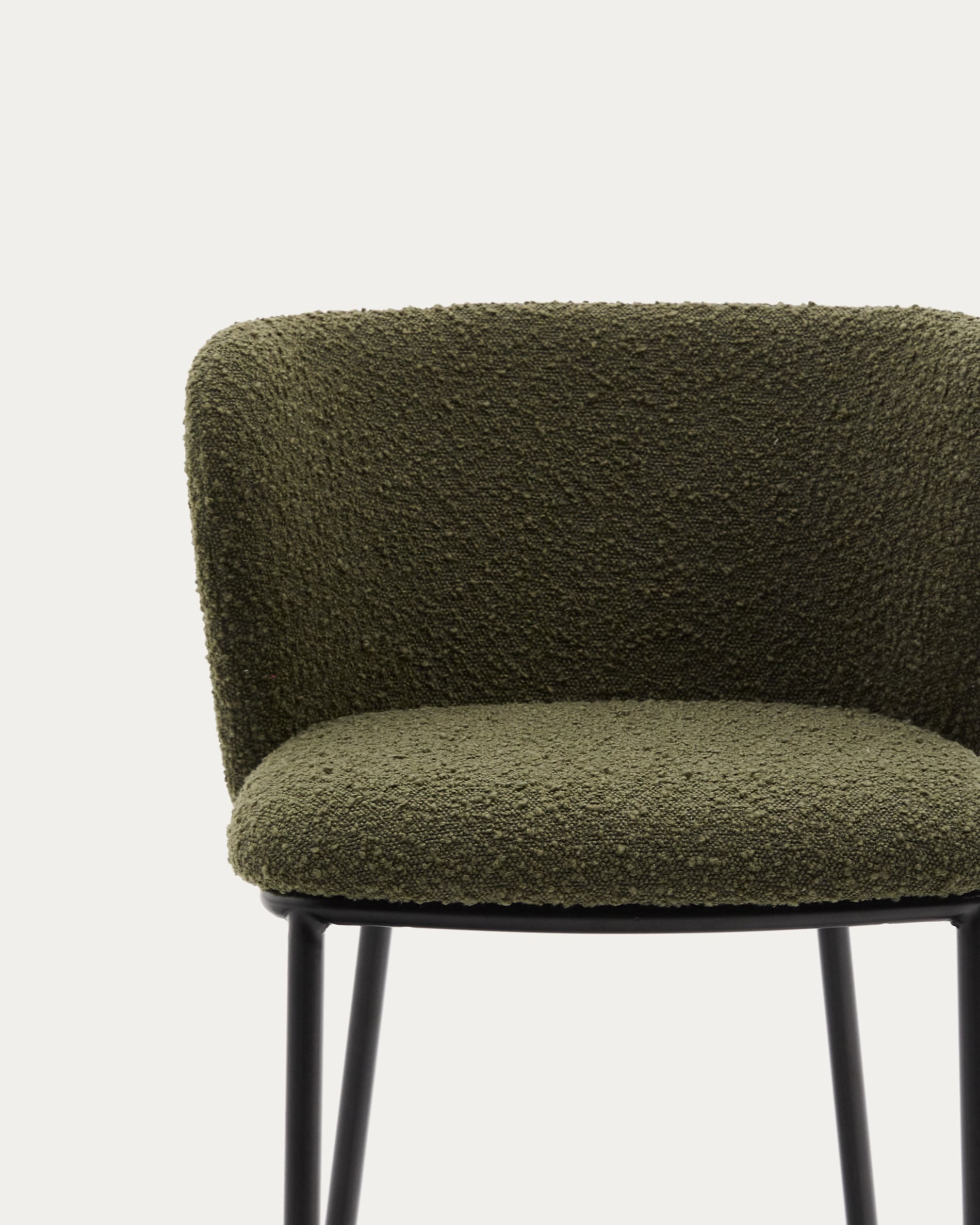 Moderner Hocker Ciselia mit grünem Schaffell, schwarzem Stahlrahmen, 75 cm hoch, FSC-zertifiziert, von Kave Home.