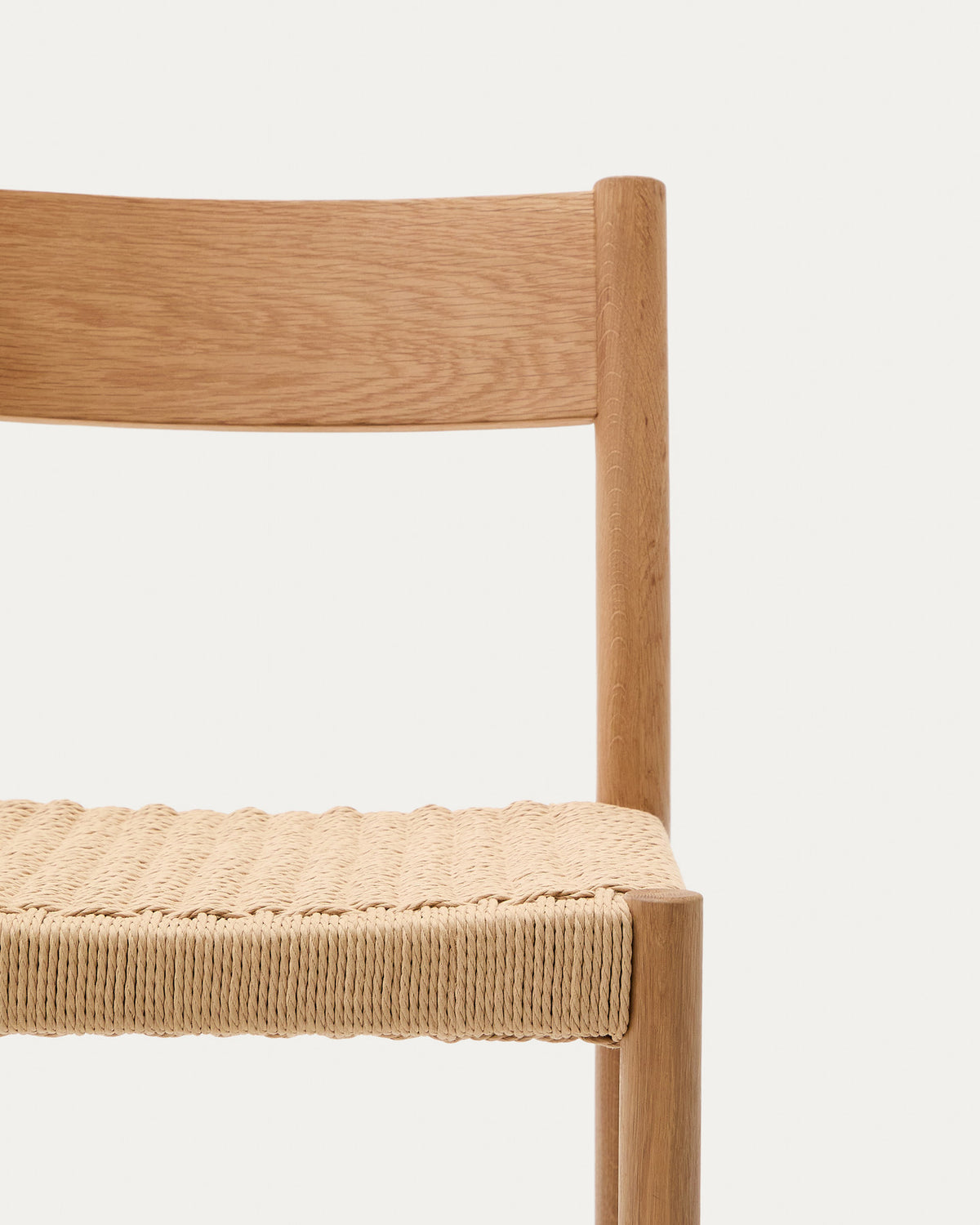 Yalia Barhocker mit Rückenlehne aus massivem Eichenholz mit naturfarbenem Finish und Sitzfläche aus Seil, 65 cm, FSC Mix Credit in Braun präsentiert im Onlineshop von KAQTU Design AG. Barstuhl ist von Kave Home