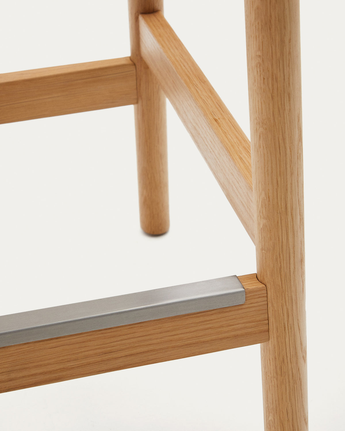 Yalia Hocker aus massivem Eichenholz mit naturfarbenem Finish und Sitzfläche aus Seil, Höhe 65 cm, FSC Mix Credit in Natur präsentiert im Onlineshop von KAQTU Design AG. Barhocker ist von Kave Home