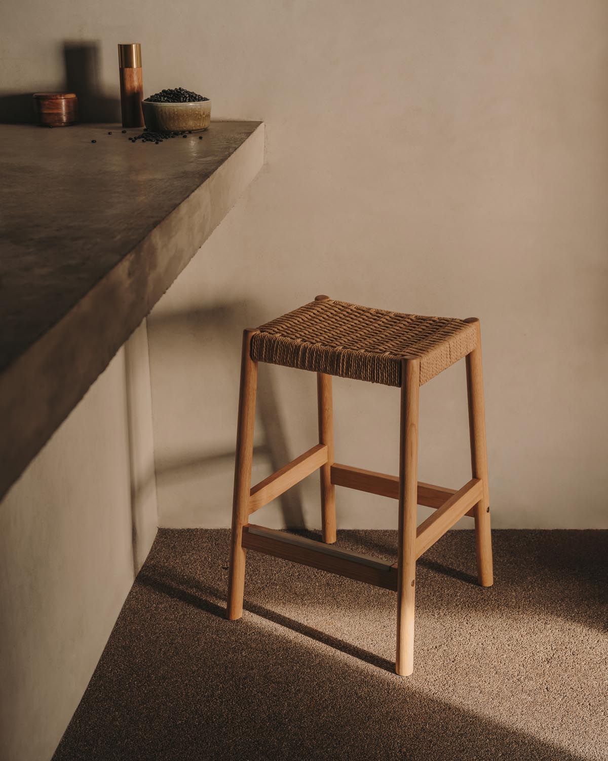 Yalia Hocker aus massivem Eichenholz mit naturfarbenem Finish und Seilsitz Höhe 65 cm FSC  in Natur präsentiert im Onlineshop von KAQTU Design AG. Hocker ist von Kave Home