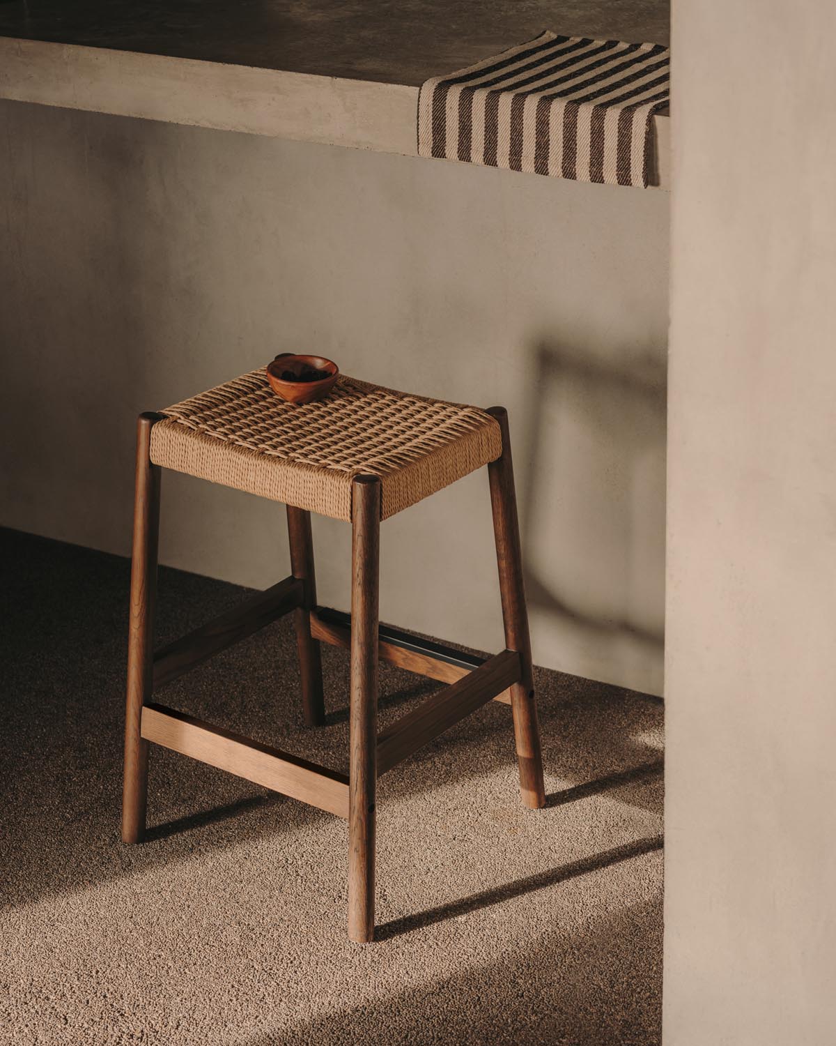 Yalia Hocker aus massivem Eichenholz mit Nussbaum-Finish und Seilsitz Höhe 65 cm FSC 100% in Natur, Braun präsentiert im Onlineshop von KAQTU Design AG. Hocker ist von Kave Home