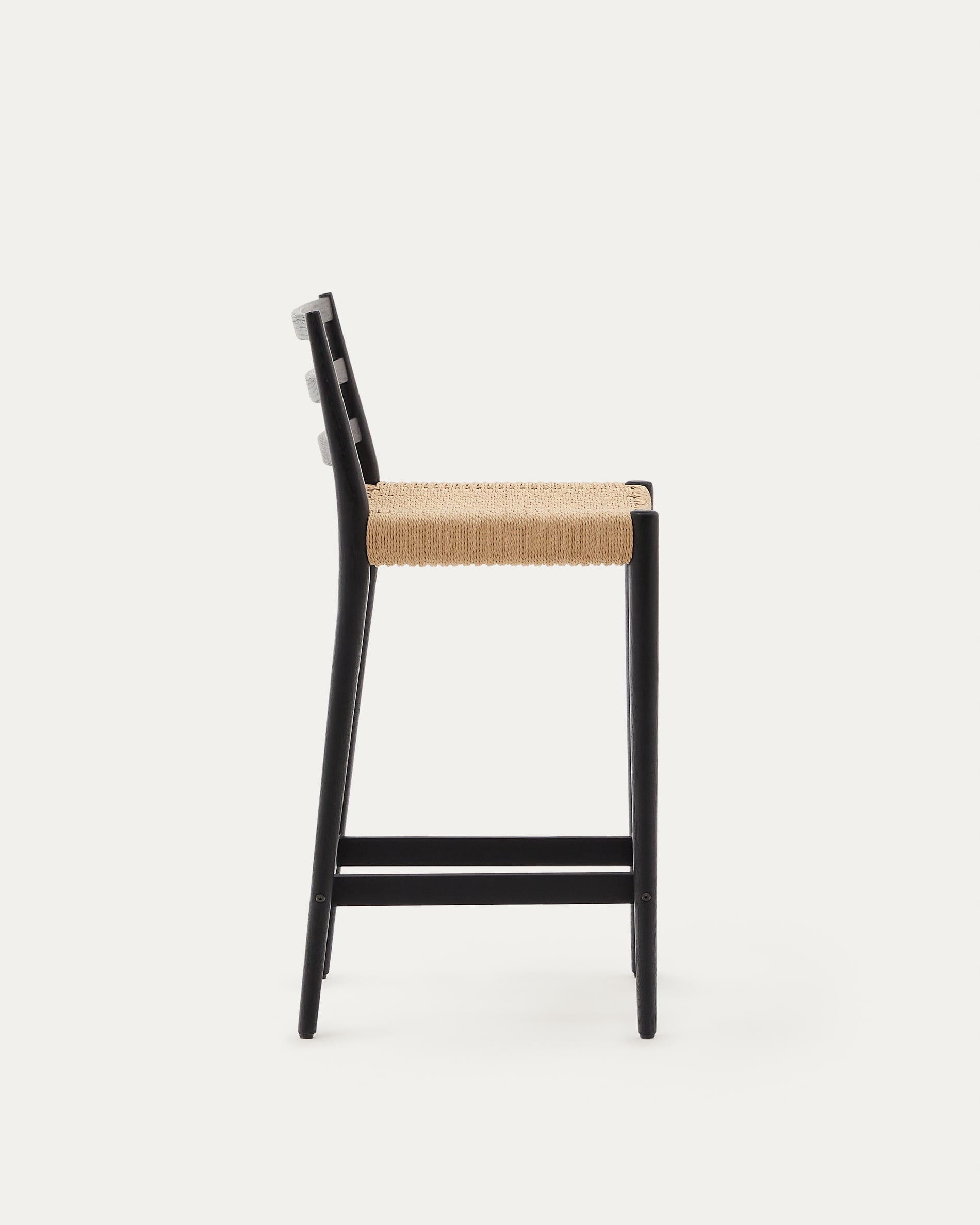 Eleganter Barhocker aus FSC-zertifiziertem Eichenholz mit schwarzem Finish und Seilsitz, 70 cm hoch, von Kave Home.