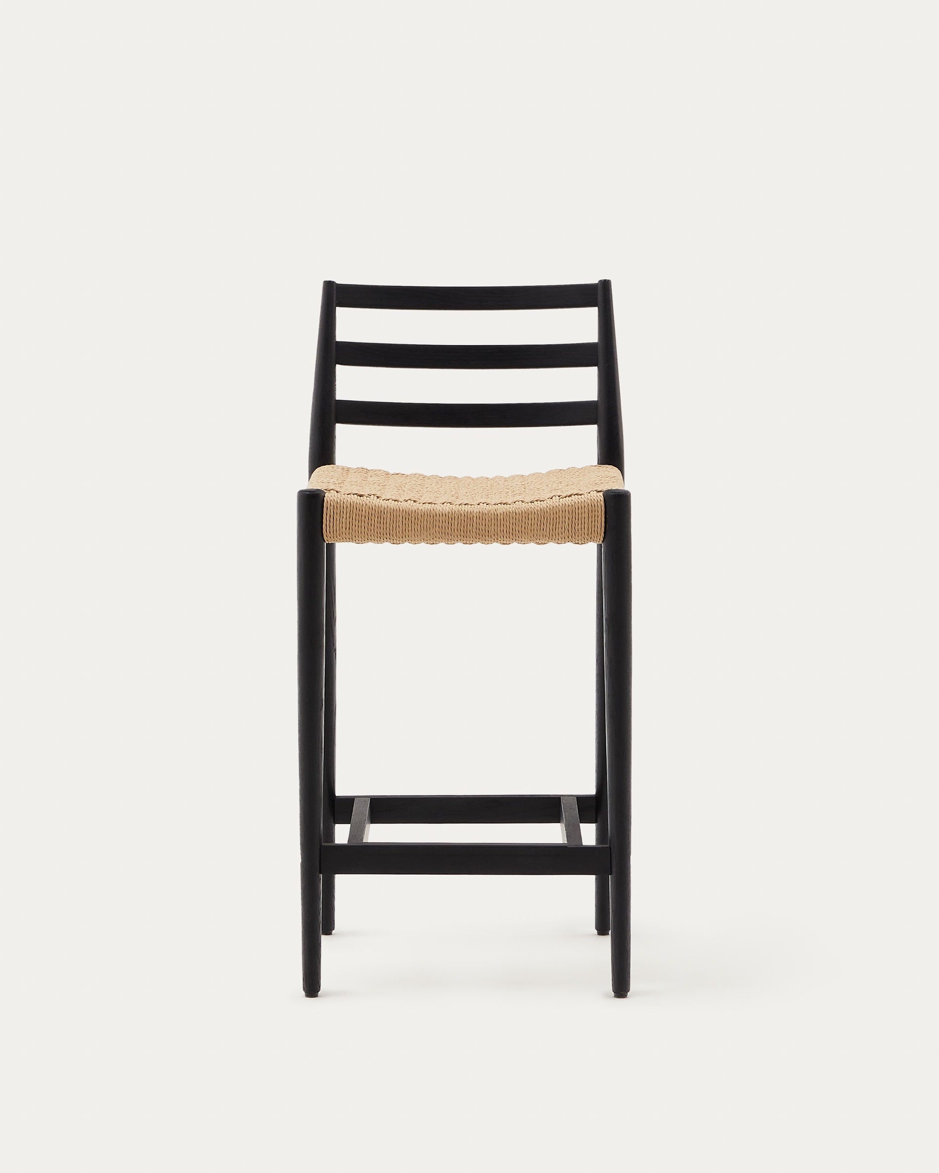 Stilvoller Barhocker aus FSC-zertifiziertem Eichenholz mit schwarzer Oberfläche und Seilsitz, 70 cm hoch, von Kave Home.