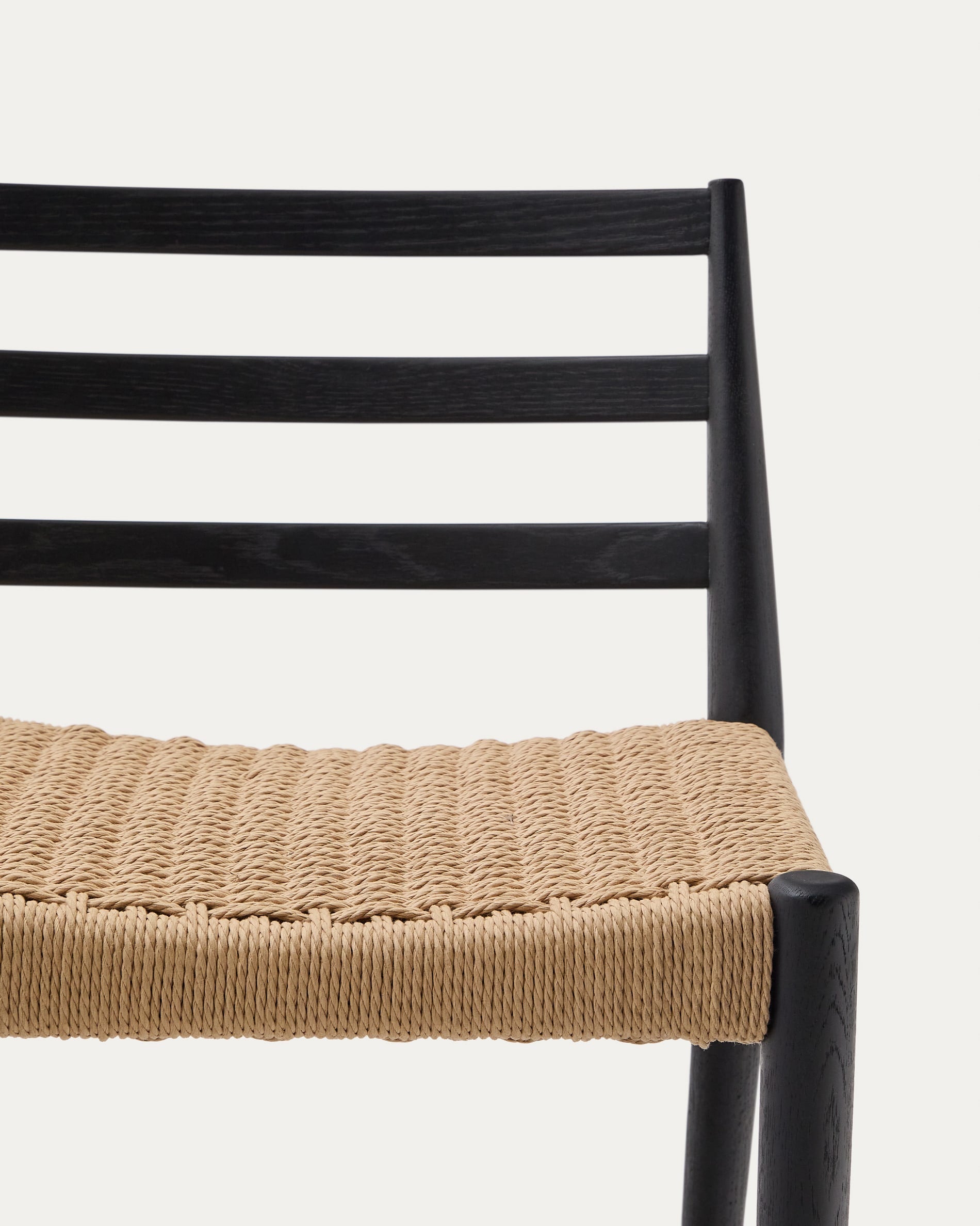 Eleganter Barhocker aus FSC-zertifiziertem Eichenholz mit schwarzem Finish und Seilsitz, 70 cm hoch, von Kave Home.