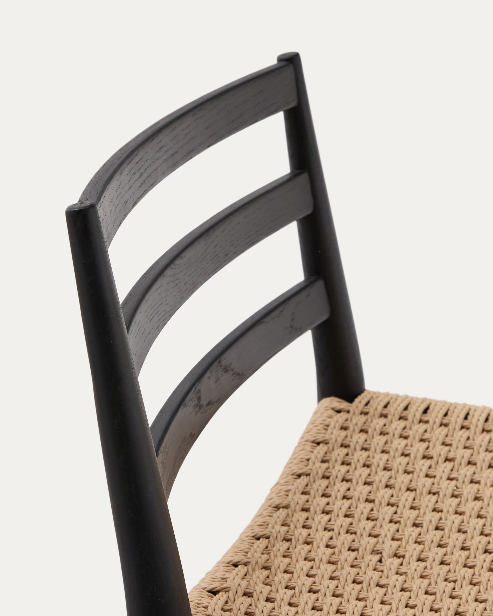Stilvoller Barhocker aus FSC-zertifiziertem Eichenholz mit schwarzer Oberfläche und Seilsitz, 70 cm hoch, von Kave Home.