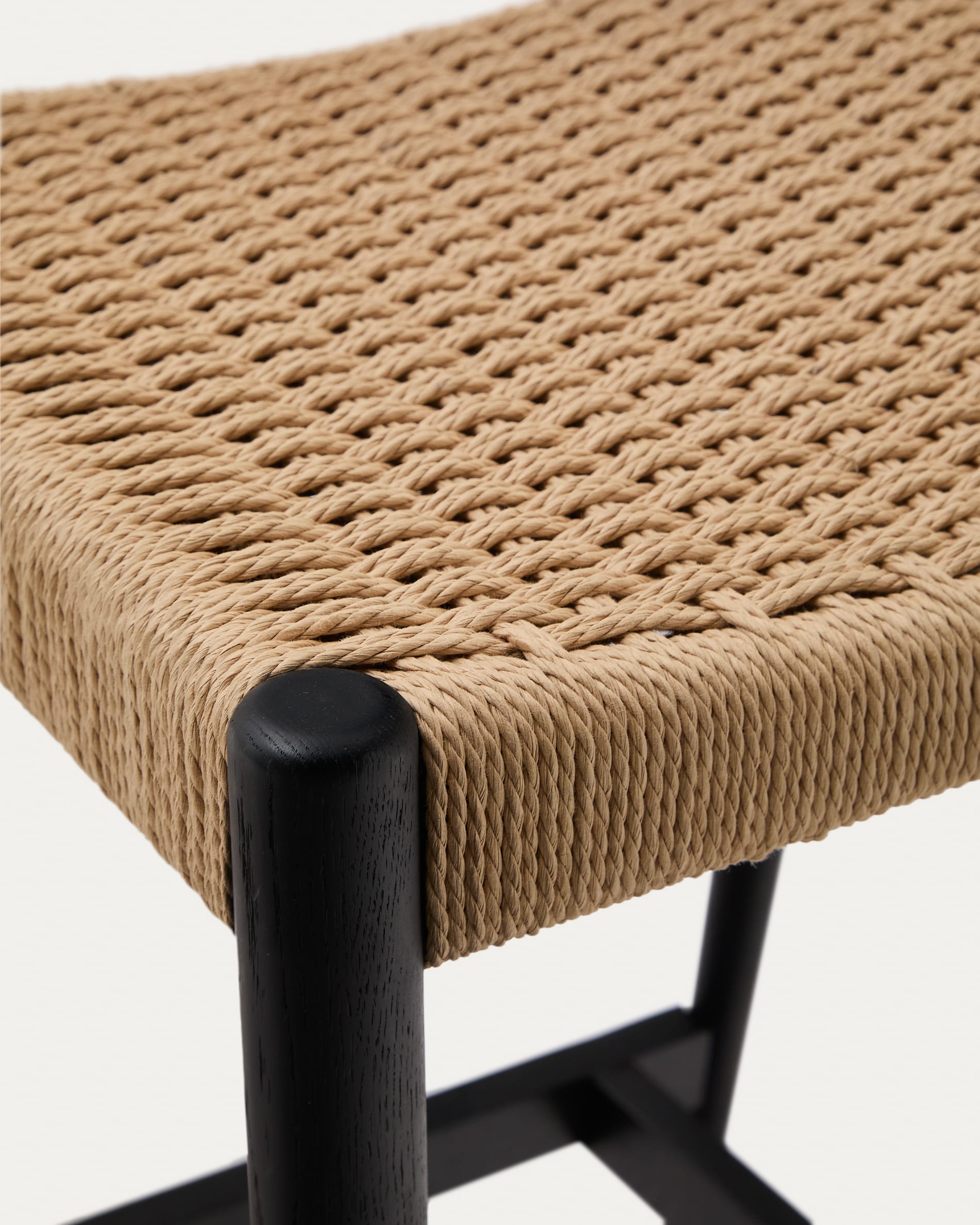 Eleganter Barhocker aus FSC-zertifiziertem Eichenholz mit schwarzem Finish und Seilsitz, 70 cm hoch, von Kave Home.