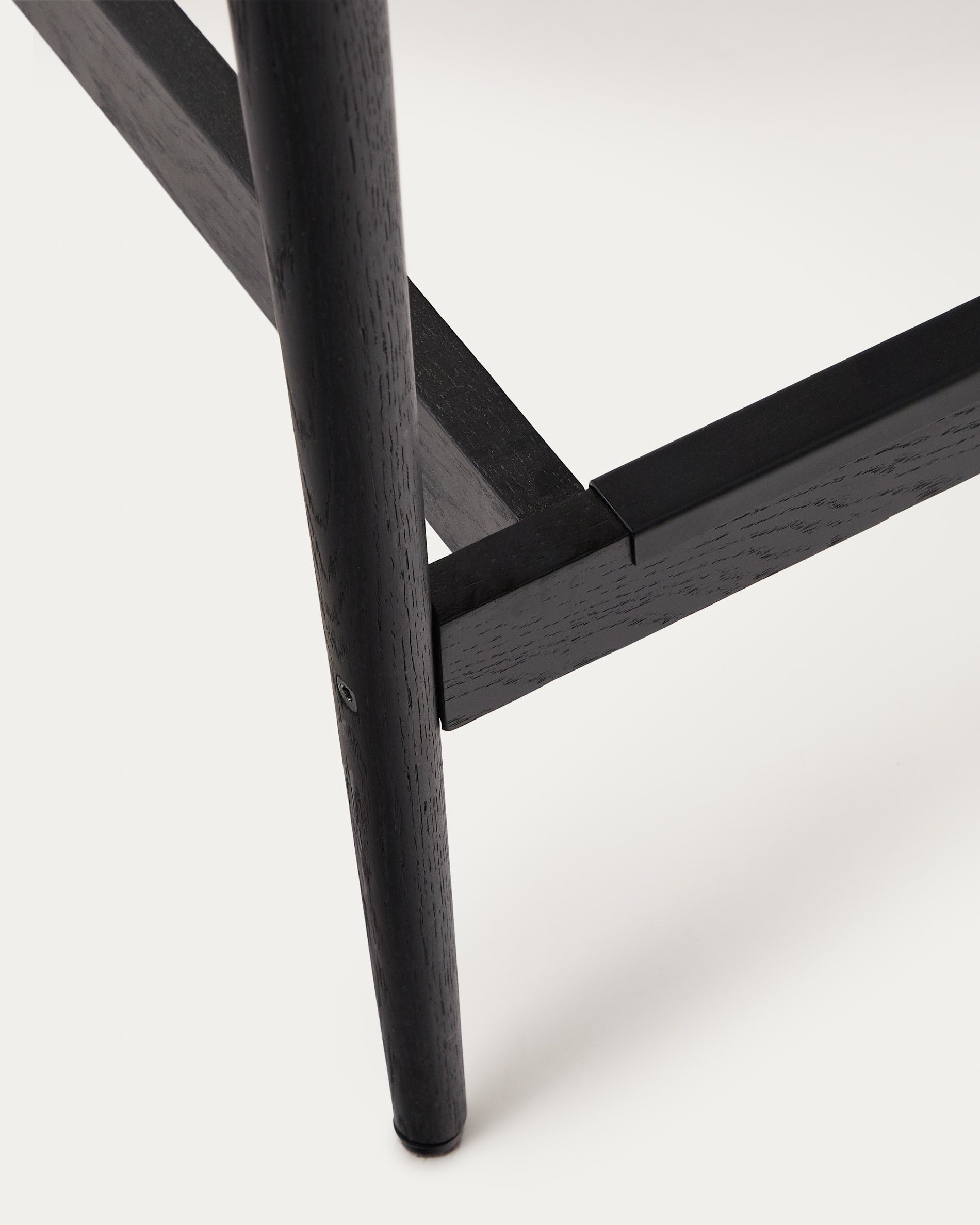 Eleganter Barhocker aus FSC-zertifiziertem Eichenholz mit schwarzem Finish und Seilsitz, 70 cm hoch, von Kave Home.