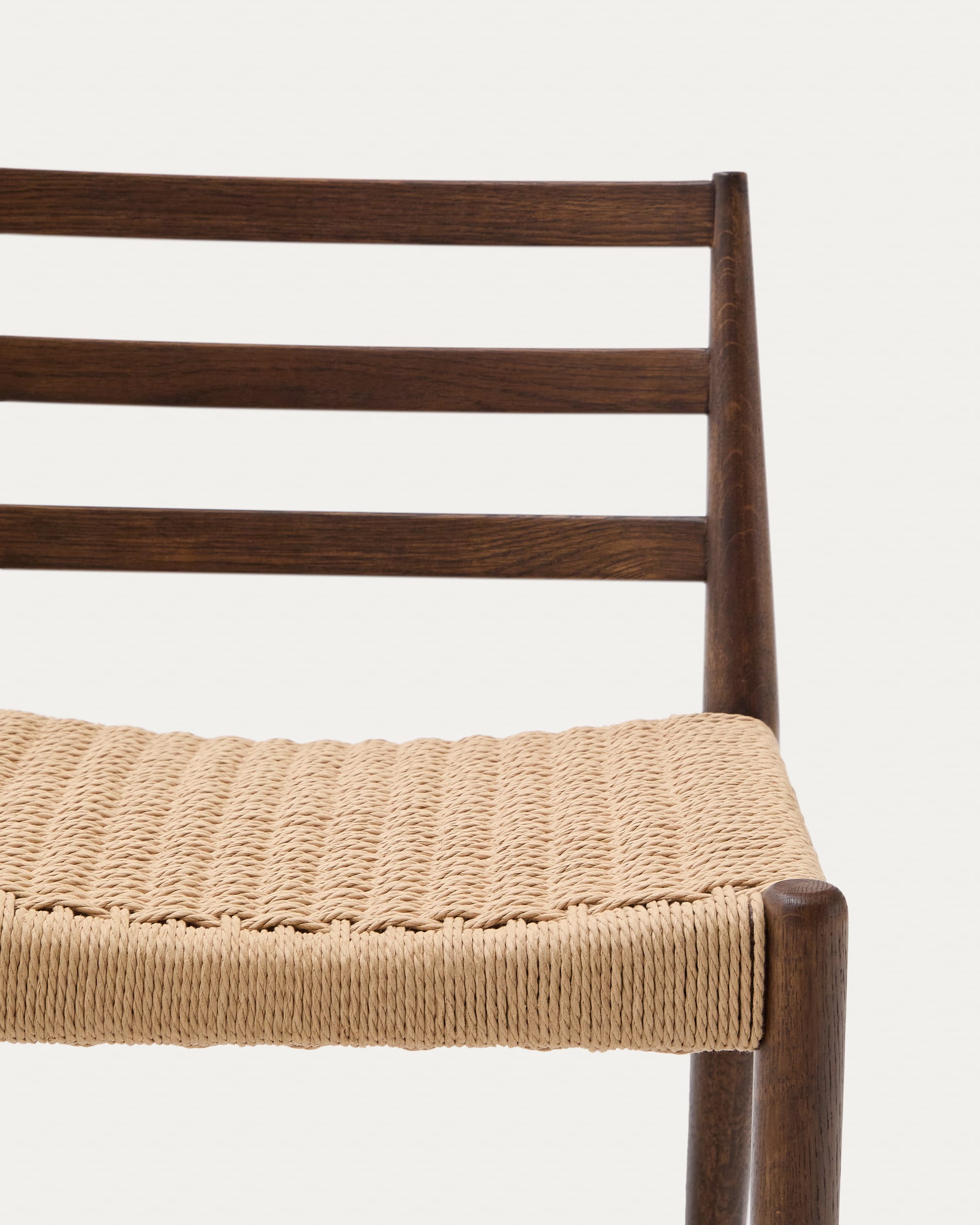 Stilvoller Analy Barhocker aus Eichenholz mit Nussbaum-Finish, handgeflochtenem Seilsitz und ergonomischer Rückenlehne, 70 cm hoch.