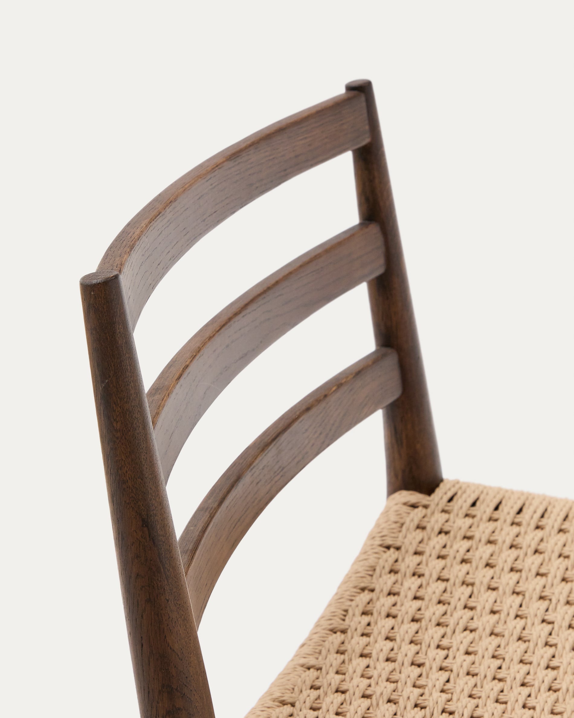 Eleganter Analy Barhocker aus massivem Eichenholz mit edlem Nussbaum-Finish, handgeflochtenem Seilsitz und komfortabler Rückenlehne, 70 cm hoch.