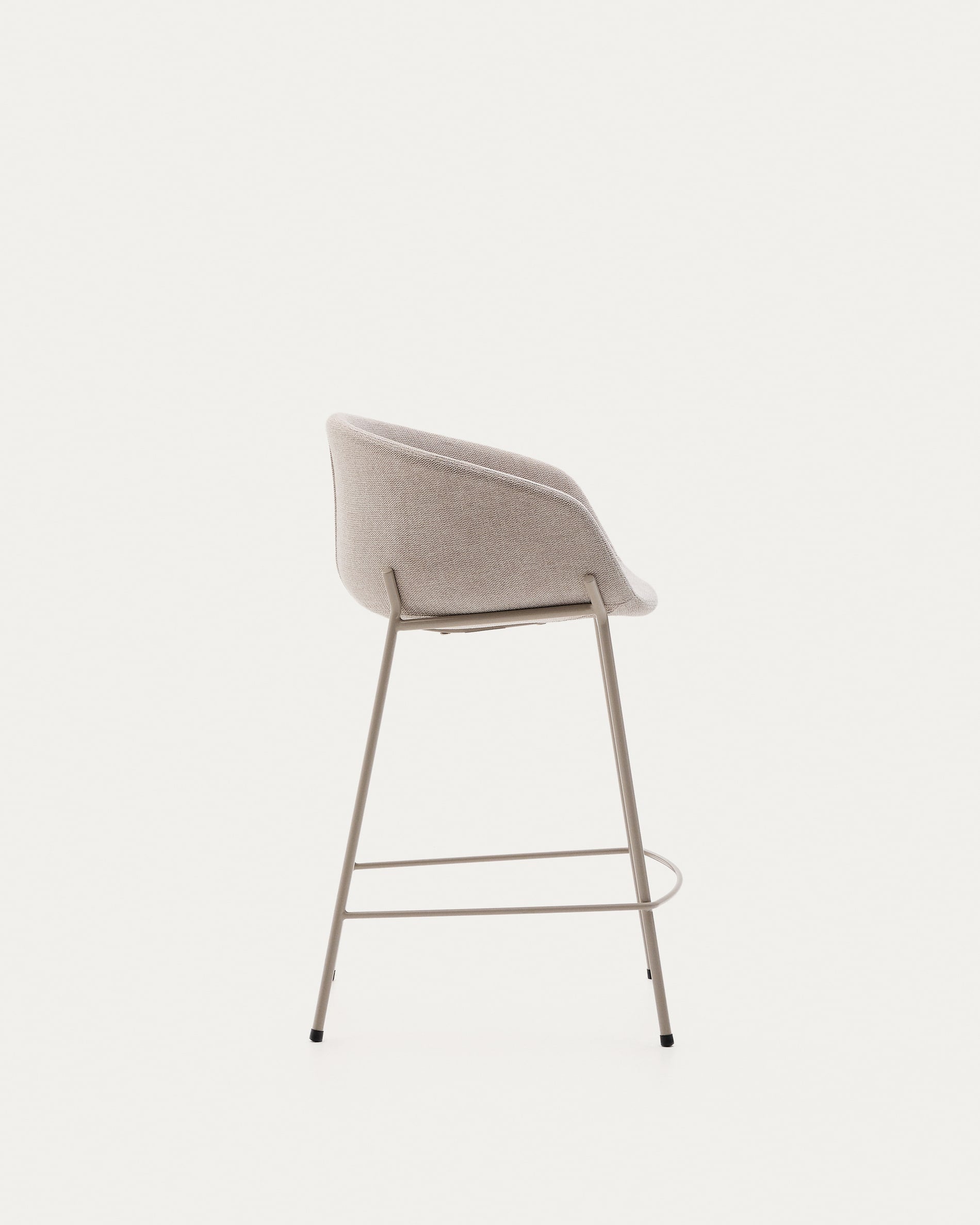 Eleganter Hocker Yvette mit beigefarbener Chenille-Polsterung und Stahlbeinen in passendem Finish, Höhe 65 cm, von Kave Home.
