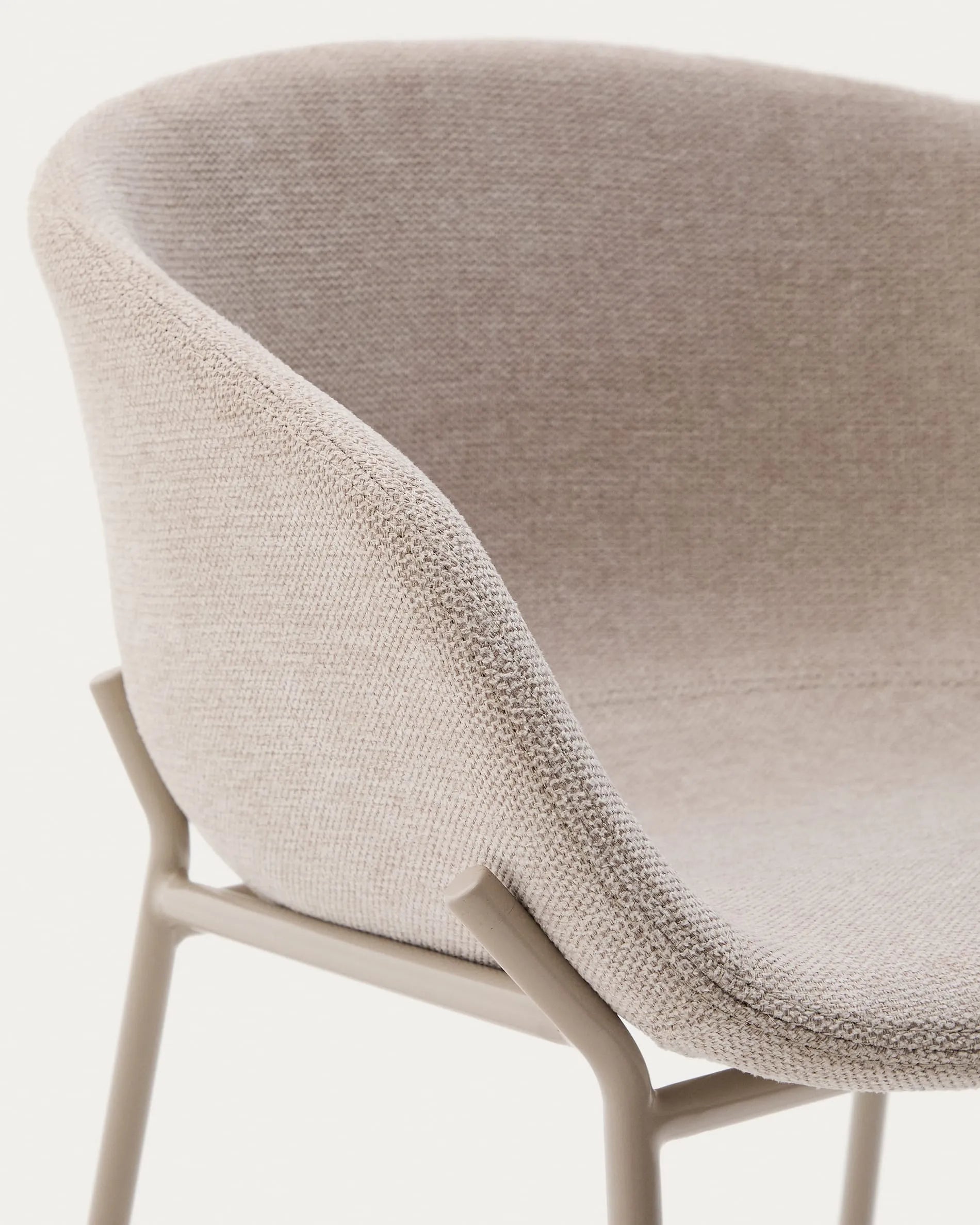 Eleganter Hocker Yvette mit beige Chenille-Polsterung und robusten Stahlbeinen, 65 cm hoch, perfekt für moderne Wohnräume.