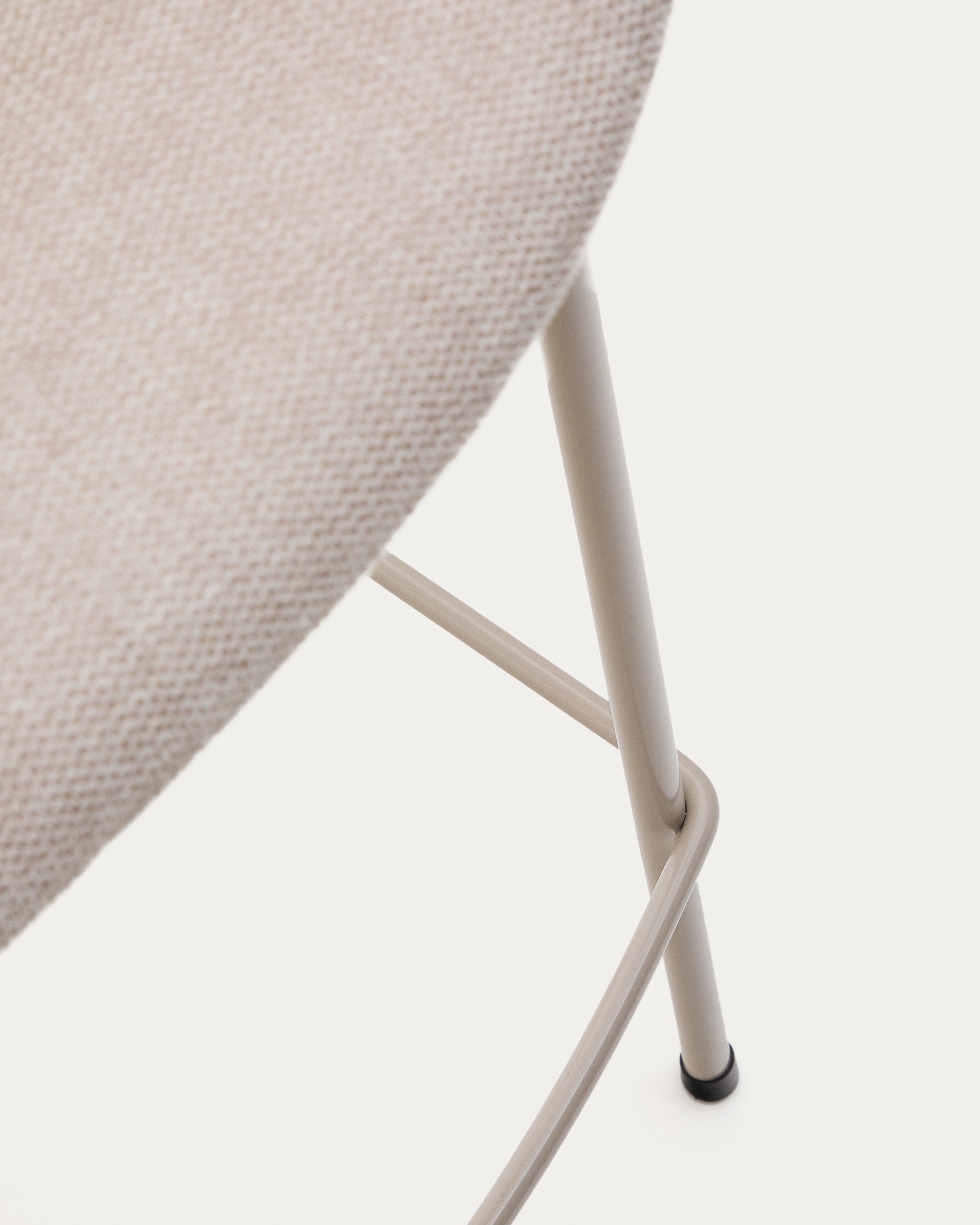 Moderner Hocker Yvette mit weicher Chenille-Polsterung in Beige und stabilen Stahlbeinen, 65 cm hoch, ideal für stilvolle Einrichtungen.