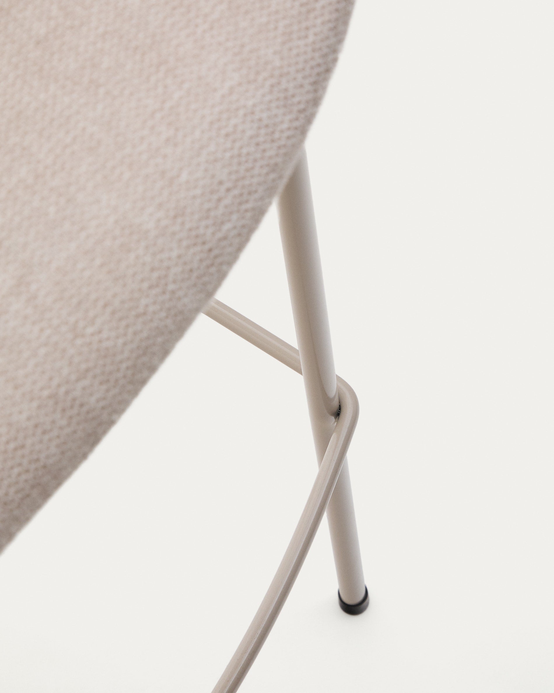 Eleganter Hocker Yvette in beigem Chenille und stabilen Stahlbeinen, 75 cm hoch, ideal für stilvolle Wohnräume von Kave Home.