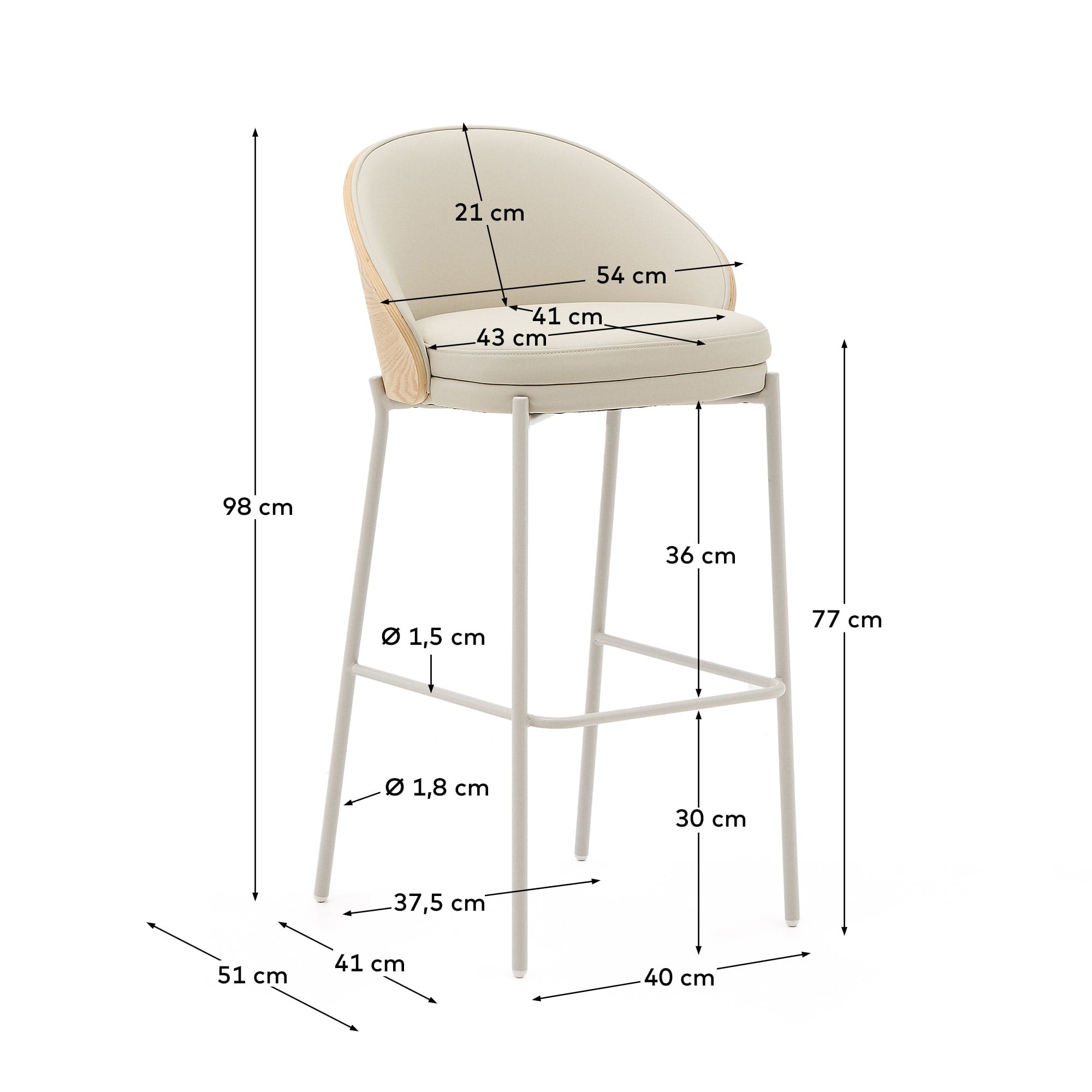 Eamy Hocker von Kave Home: Beigefarbenes Kunstleder, robustes Eschenfurnier und elegante Metallakzente – ideal für moderne Wohnräume.