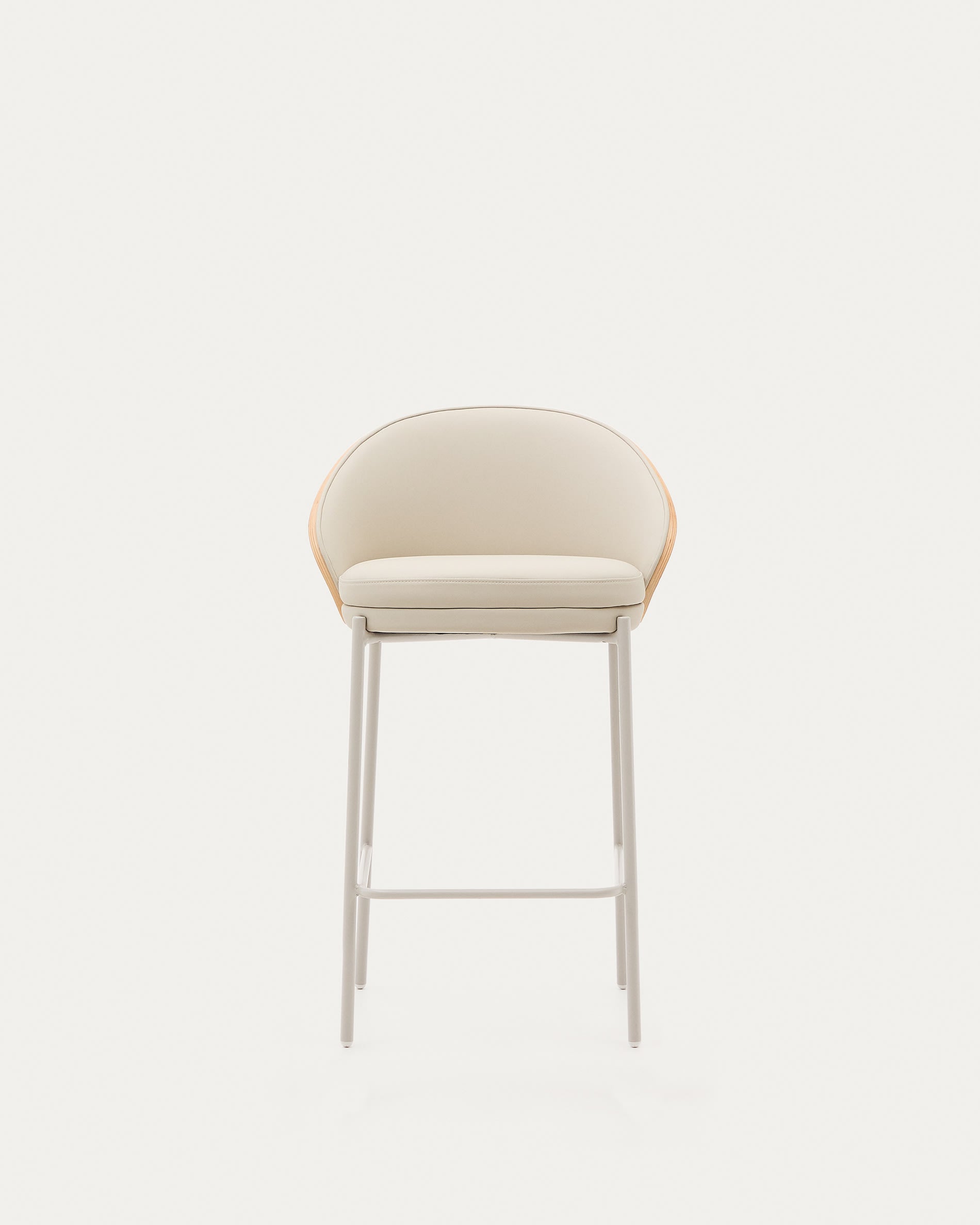 Eleganter Hocker Eamy mit beigem Kunstleder, natürlichem Eschenfurnier und Metall, perfekt für moderne und stilvolle Einrichtungen.