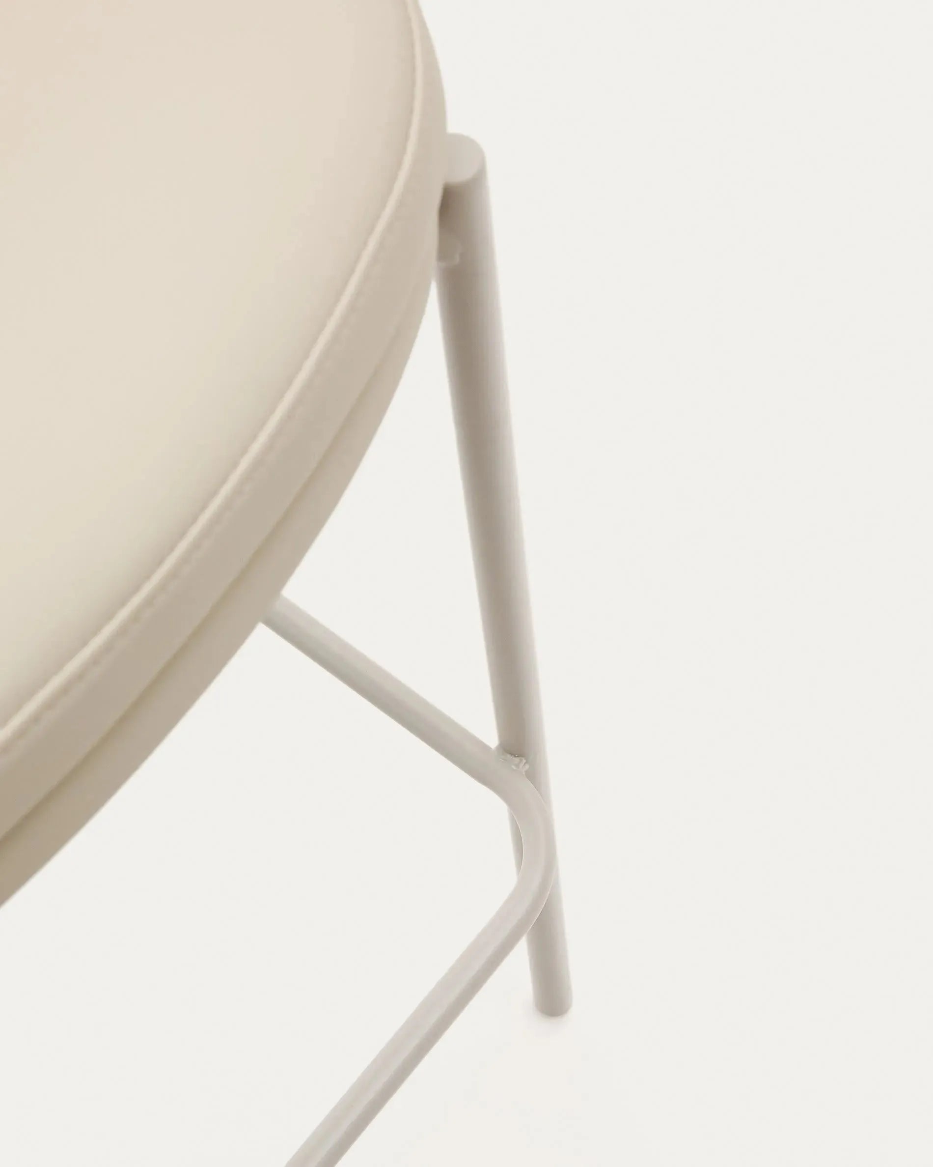 Eleganter Eamy Hocker mit beigem Kunstleder, natürlichem Eschenfurnier und Metallakzenten, perfekt für moderne Wohnräume.