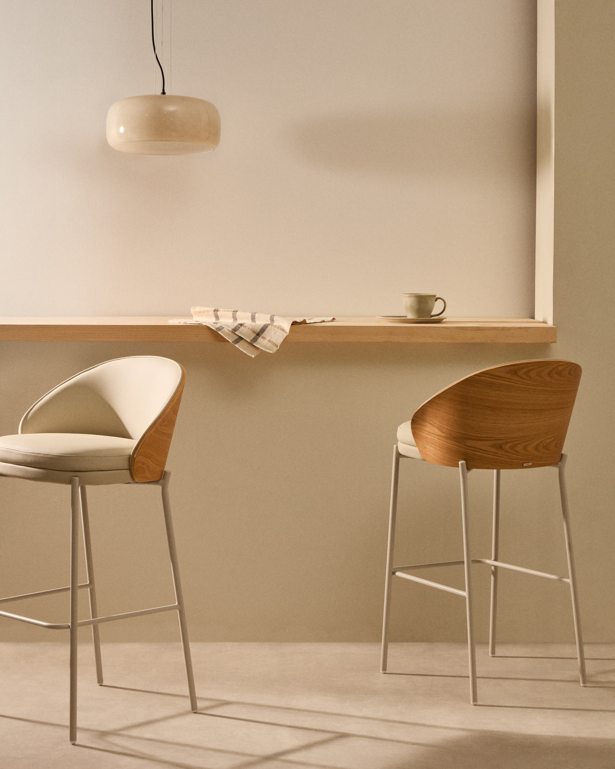 Eamy Hocker aus beigem Polyurethan, Eschenfurnier Natur-Finish und beigem Metall 65 cm in Beige, Weiss präsentiert im Onlineshop von KAQTU Design AG. Barstuhl ist von Kave Home