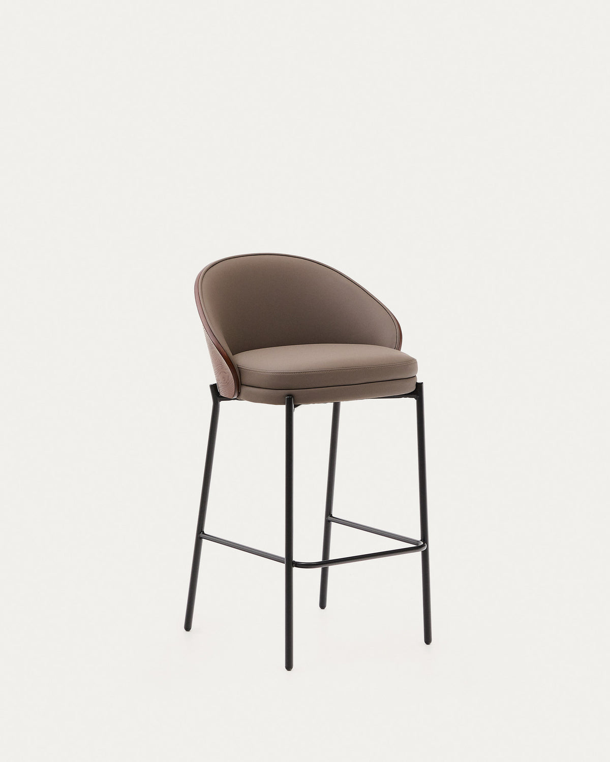 Eamy Hocker aus braunem Polyurethan, Eschenfurnier Nussbaum-Finish und schwarzem Metall 65 cm in Braun, Schwarz präsentiert im Onlineshop von KAQTU Design AG. Barstuhl ist von Kave Home