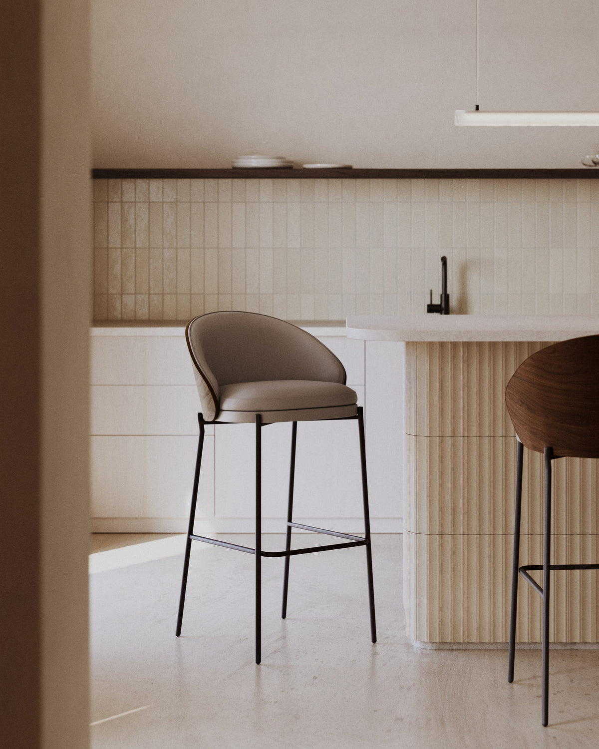Eamy Hocker aus braunem Polyurethan, Eschenfurnier Nussbaum-Finish und schwarzem Metall 65 cm in Braun, Schwarz präsentiert im Onlineshop von KAQTU Design AG. Barstuhl ist von Kave Home
