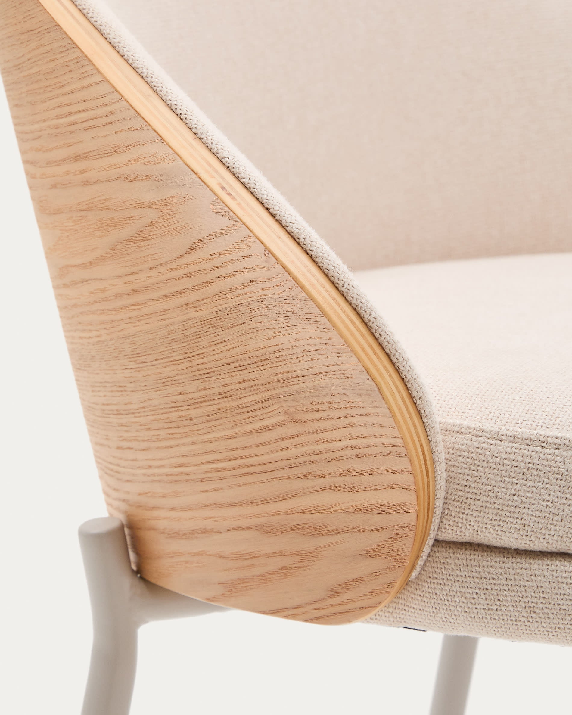 Eleganter Hocker Eamy, 65 cm hoch, mit Chenille-Polsterung, Eschenfurnier und Metallakzenten in Beige, von Kave Home.