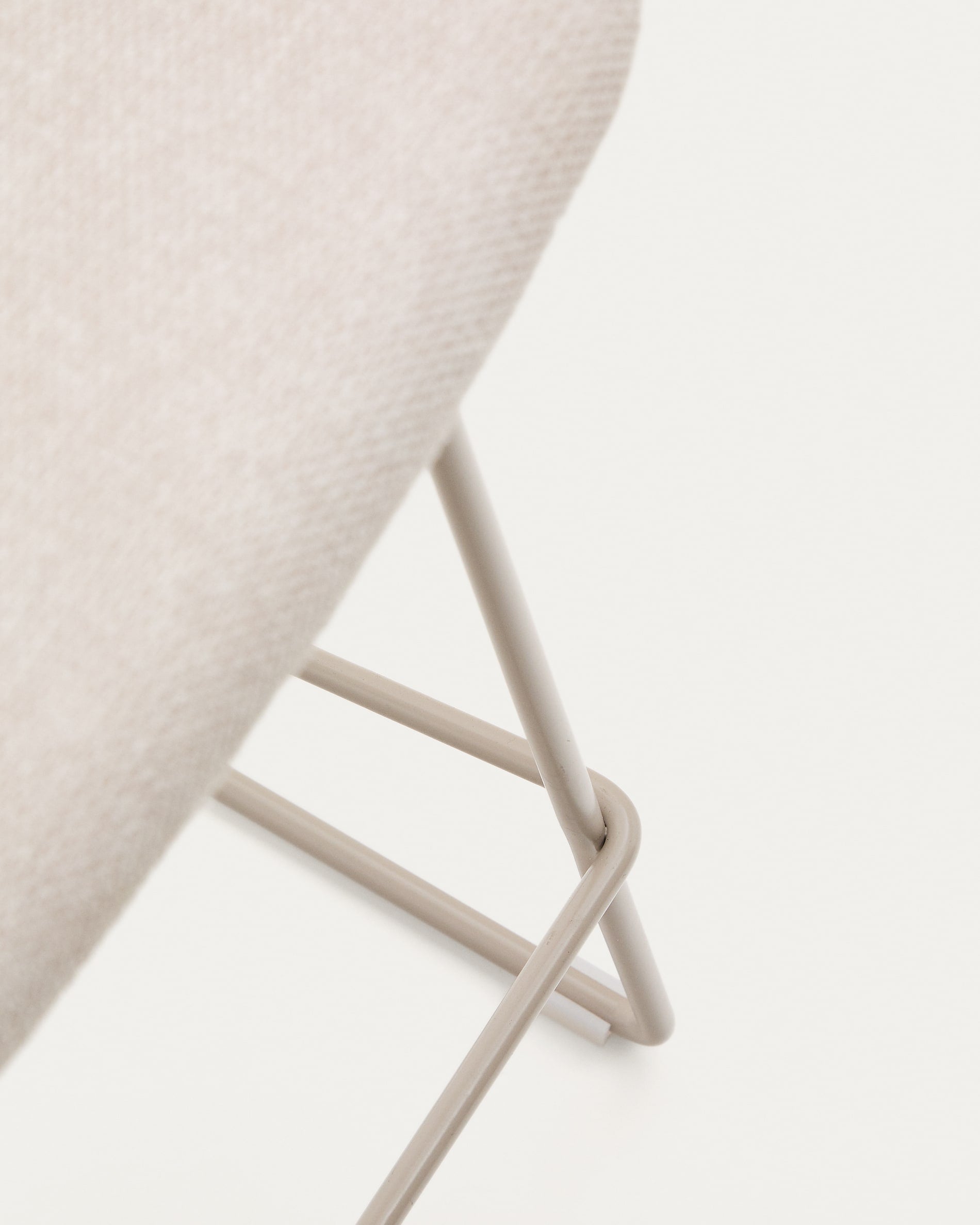 Eleganter Zahara Hocker, 76 cm hoch, mit beigem Sitz und robustem Stahlgestell, ideal für moderne Wohnräume und stilvolle Bars.