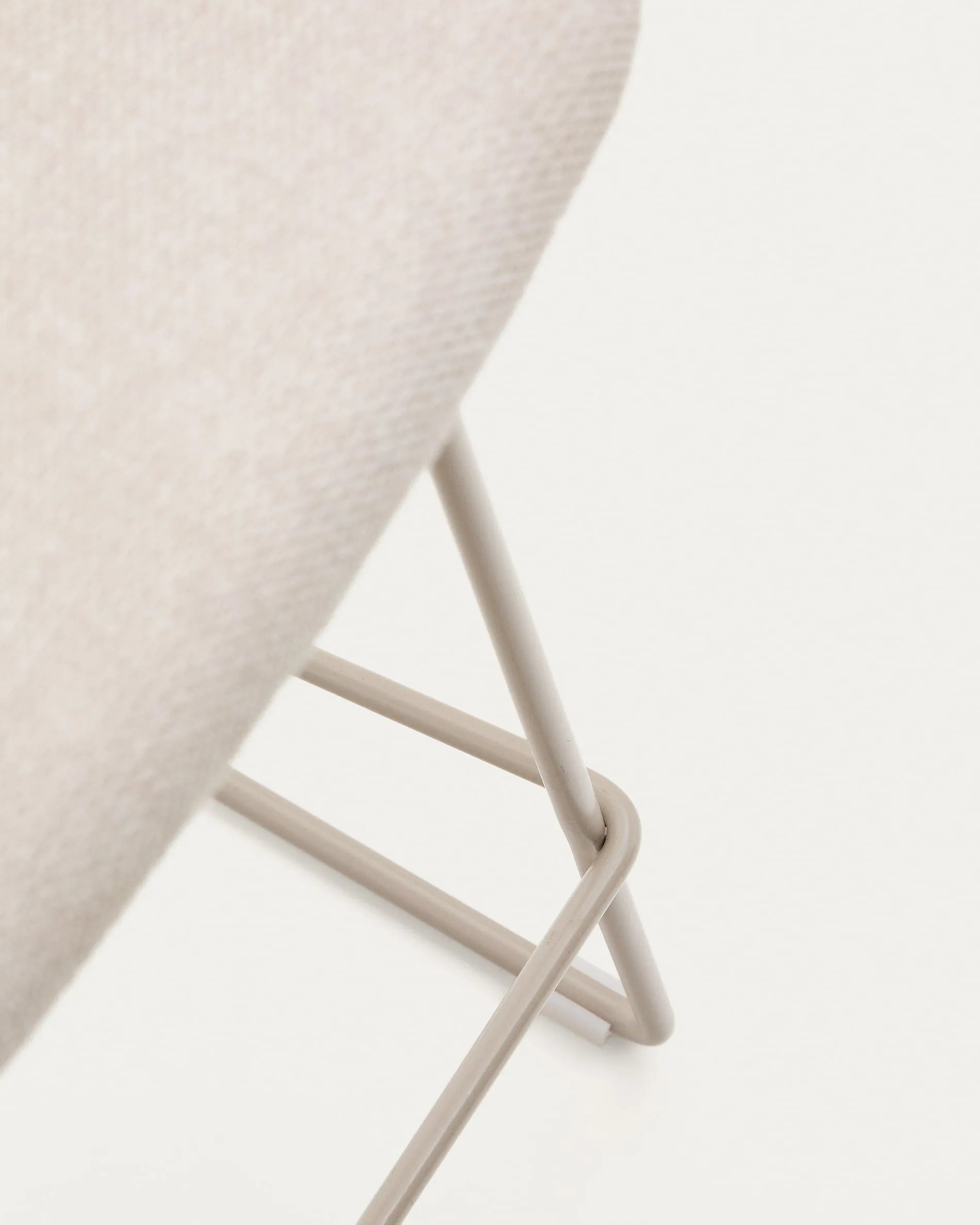 Eleganter Zahara Hocker, 76 cm, mit beigem Polster und robustem Stahlgestell, ideal für moderne Wohn- und Esszimmer.