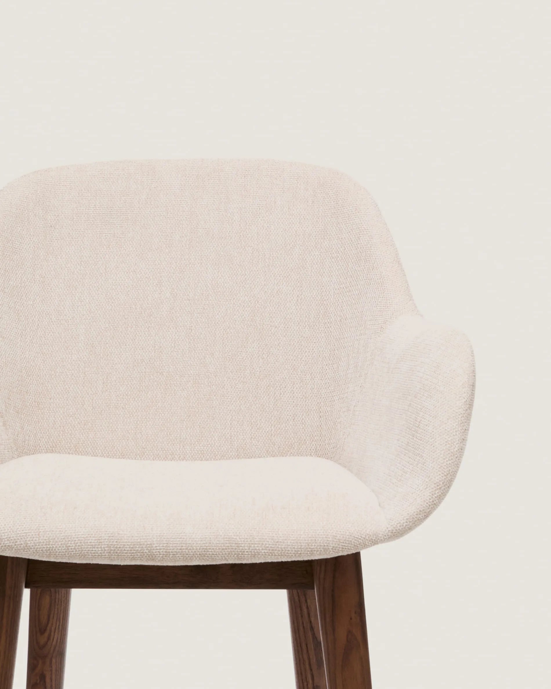 Eleganter Hocker Konna, 65 cm, beige, mit stabilen Beinen aus massivem Eschenholz in dunklem Finish, von Kave Home.