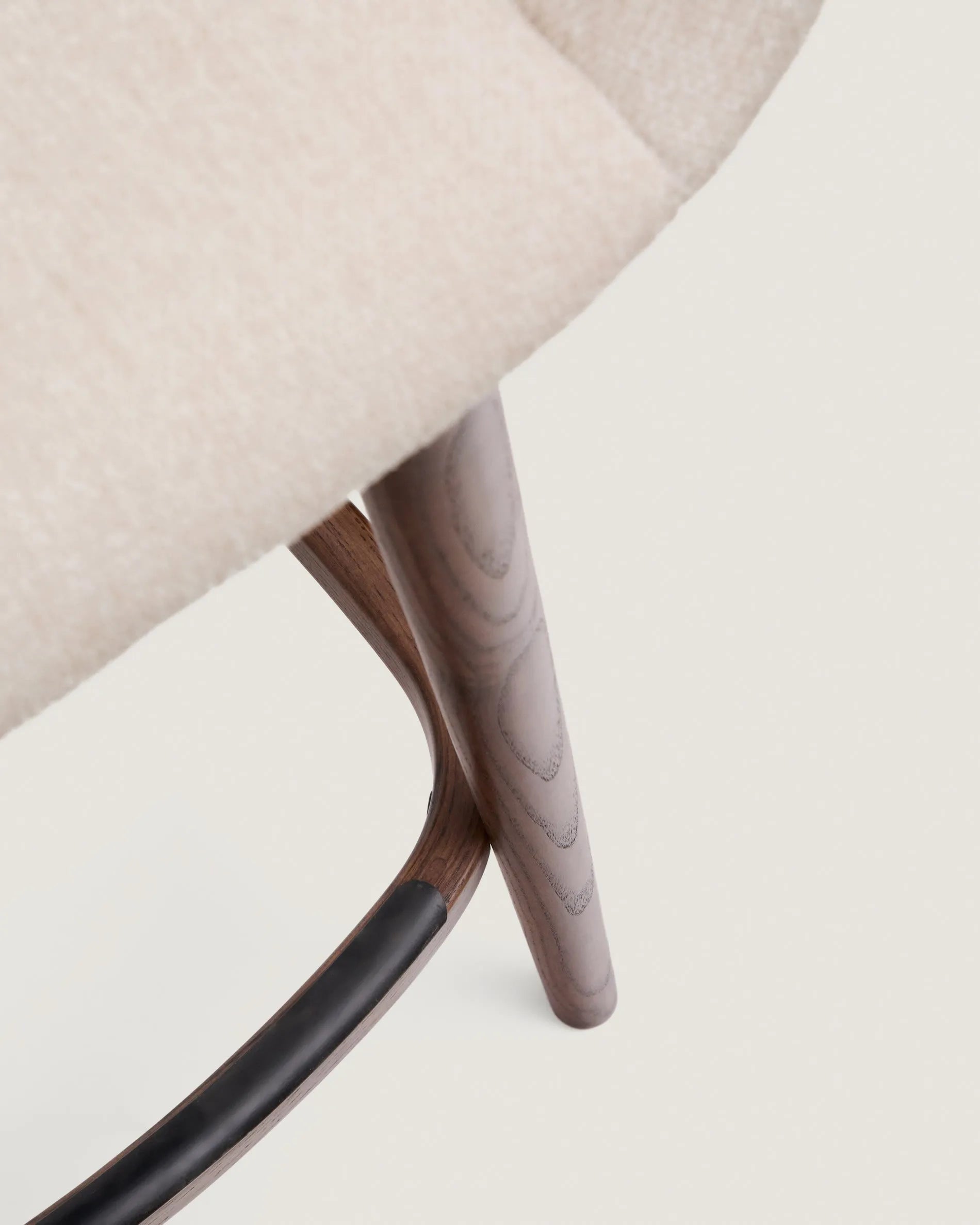 Beiger Hocker Konna, 65 cm, mit robusten Beinen aus dunklem Eschenholz, stilvoll und hochwertig, von Kave Home.
