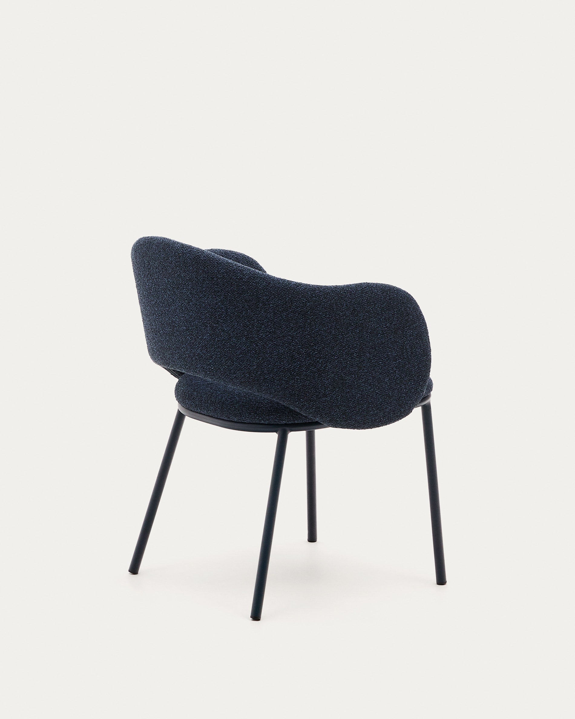 Eleganter Maina Stuhl mit blauem Chenillebezug und stabilen Stahlbeinen, FSC-zertifiziert, ideal für modernes Wohnen.