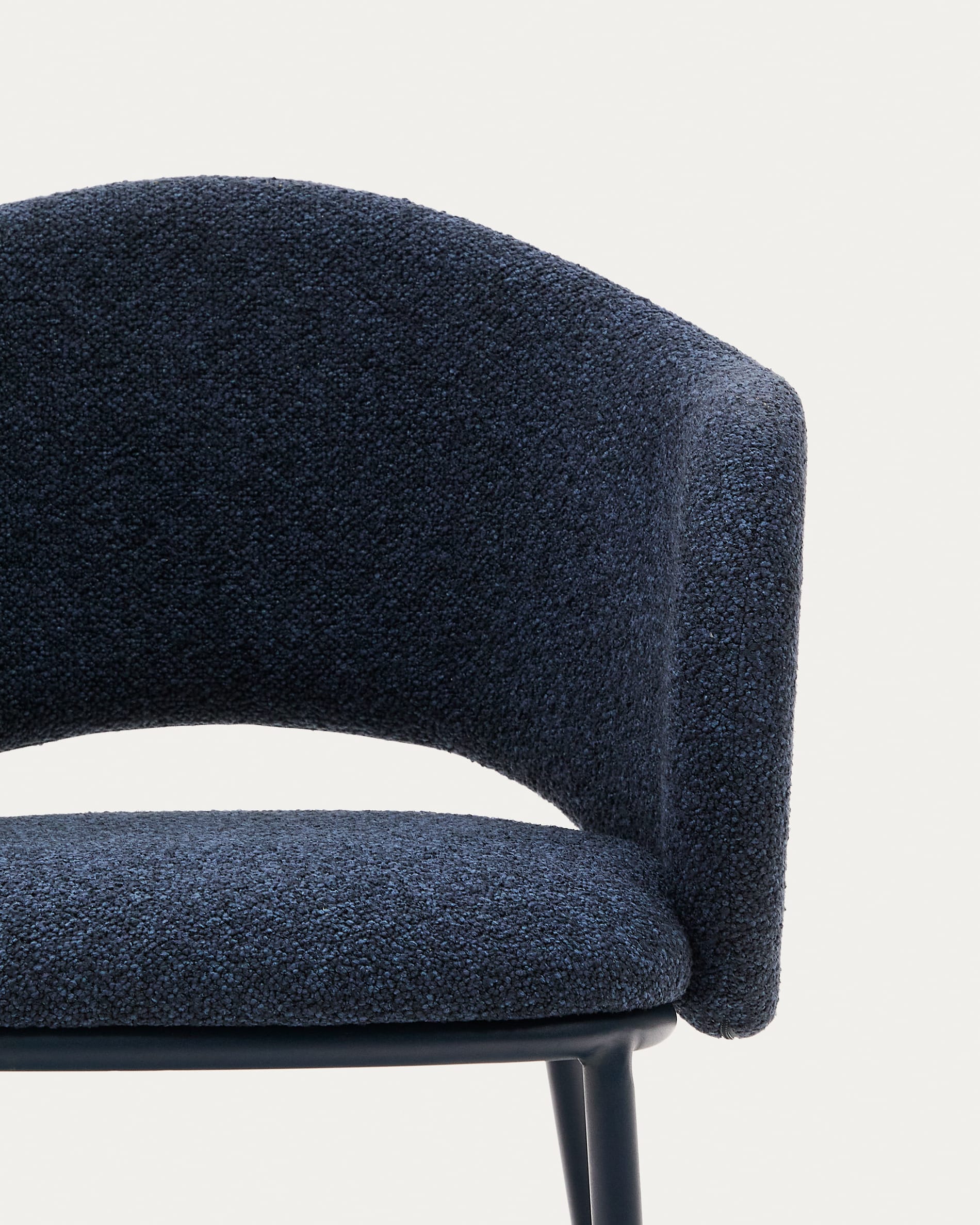 Eleganter Maina Stuhl mit blauem Chenillebezug und Stahlbeinen, FSC-zertifiziert, ideal für moderne Wohnräume.