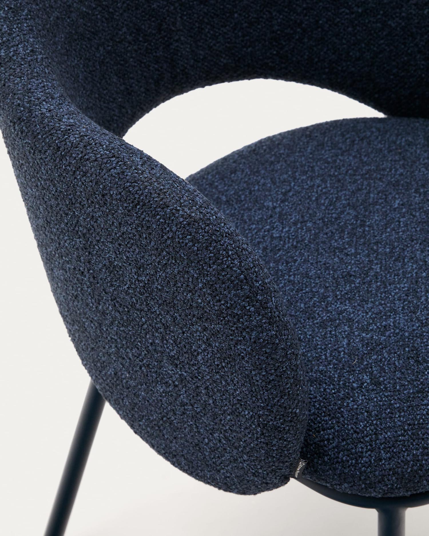 Eleganter Maina Stuhl mit blauem Chenillebezug und stabilen Stahlbeinen, FSC-zertifiziert, ideal für modernes Wohnen.