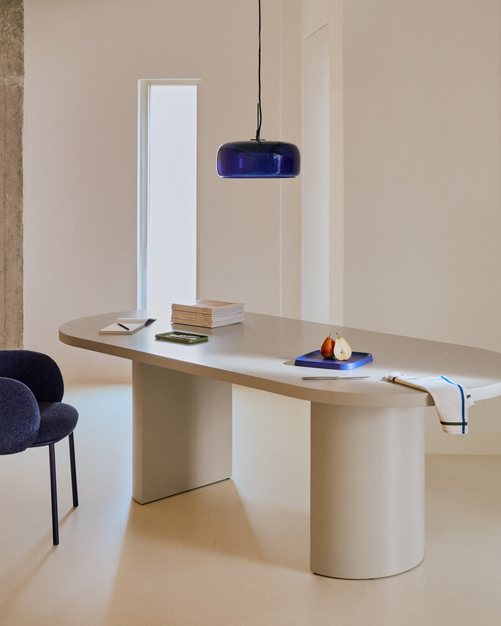Eleganter Maina Stuhl mit blauem Chenillebezug und Stahlbeinen, FSC-zertifiziert, ideal für moderne Wohnräume.