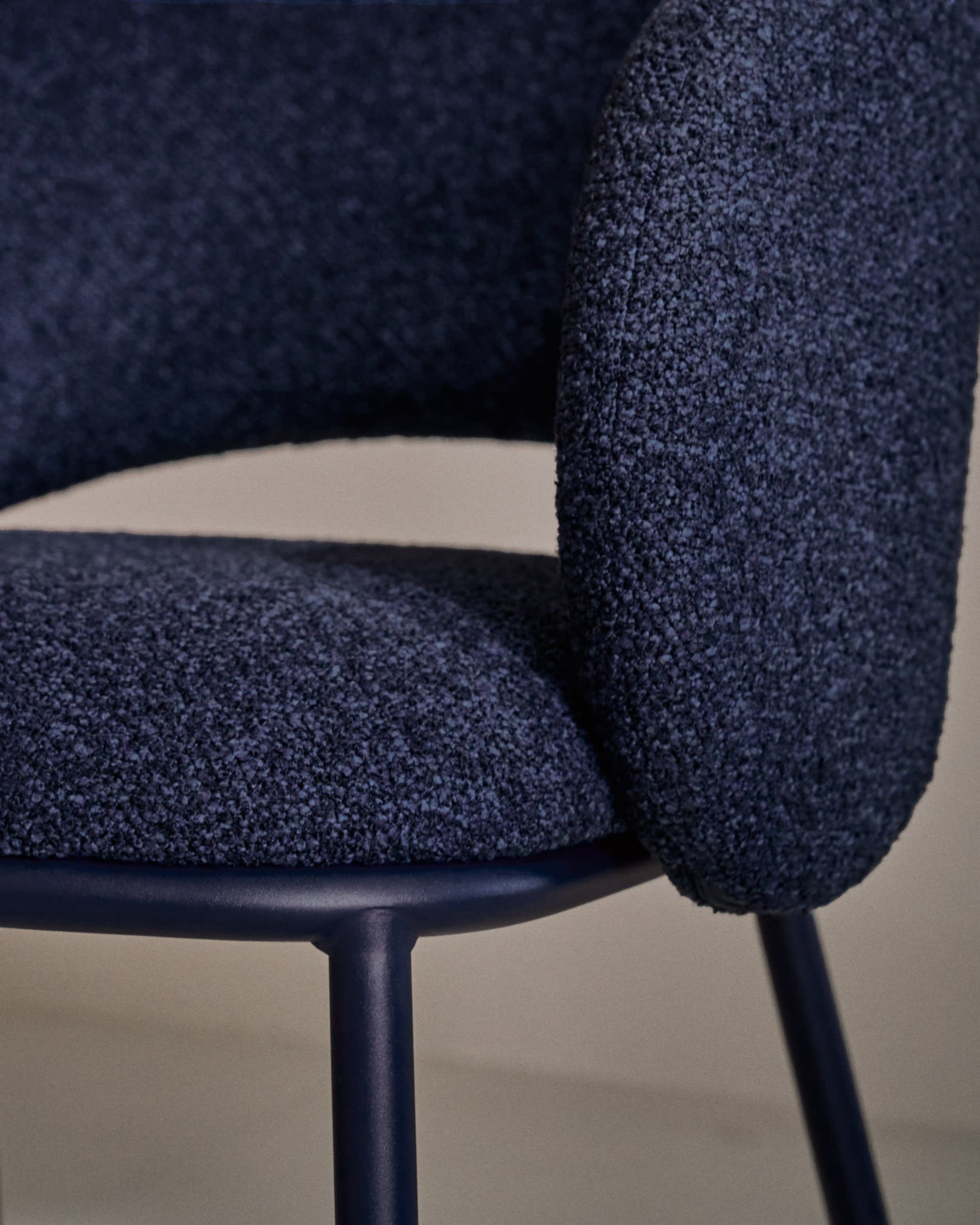 Moderner Maina Stuhl mit robustem blauem Chenillebezug und Stahlbeinen, FSC-zertifiziert, perfekt für stilvolle Räume.