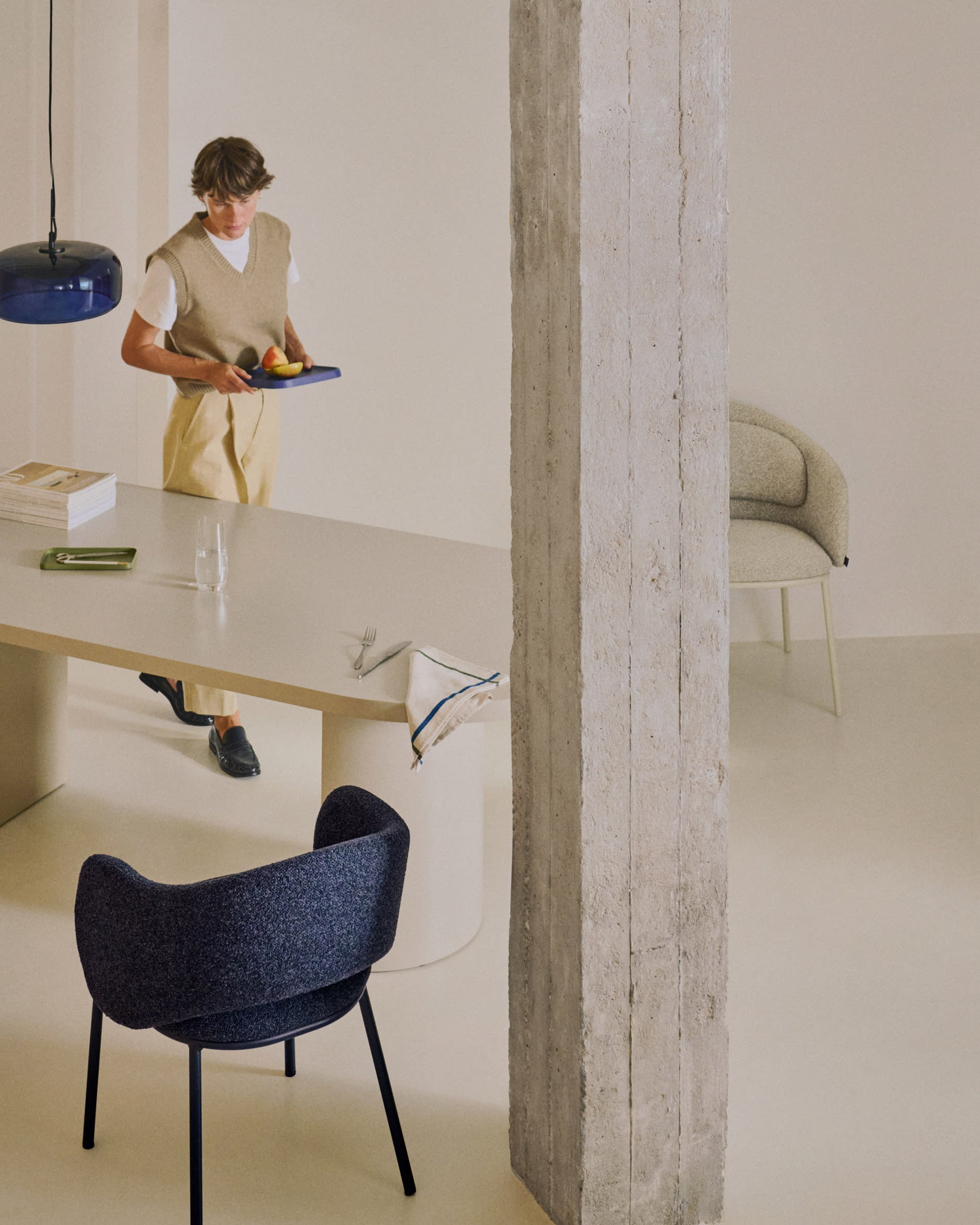 Moderner Maina Stuhl mit robustem blauem Chenillebezug und stilvollen Stahlbeinen, FSC-zertifiziert, perfekt für Ihr Zuhause.