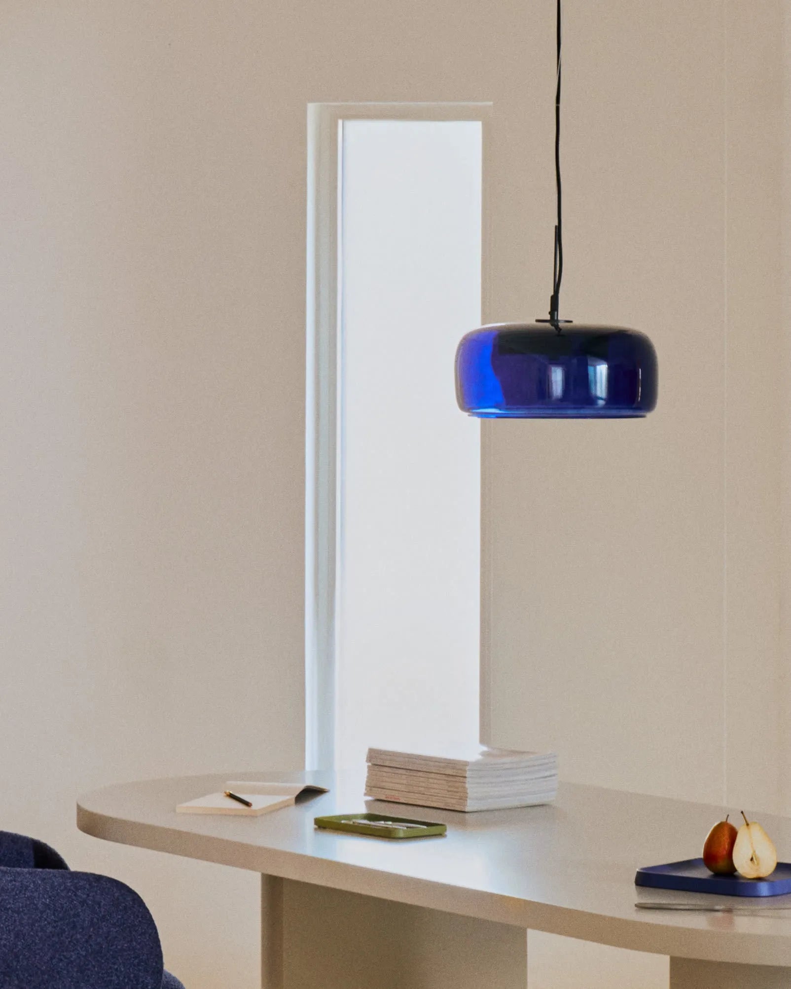 Eleganter Maina Stuhl mit blauem Chenillebezug und Stahlbeinen, FSC-zertifiziert, ideal für moderne Wohnräume.