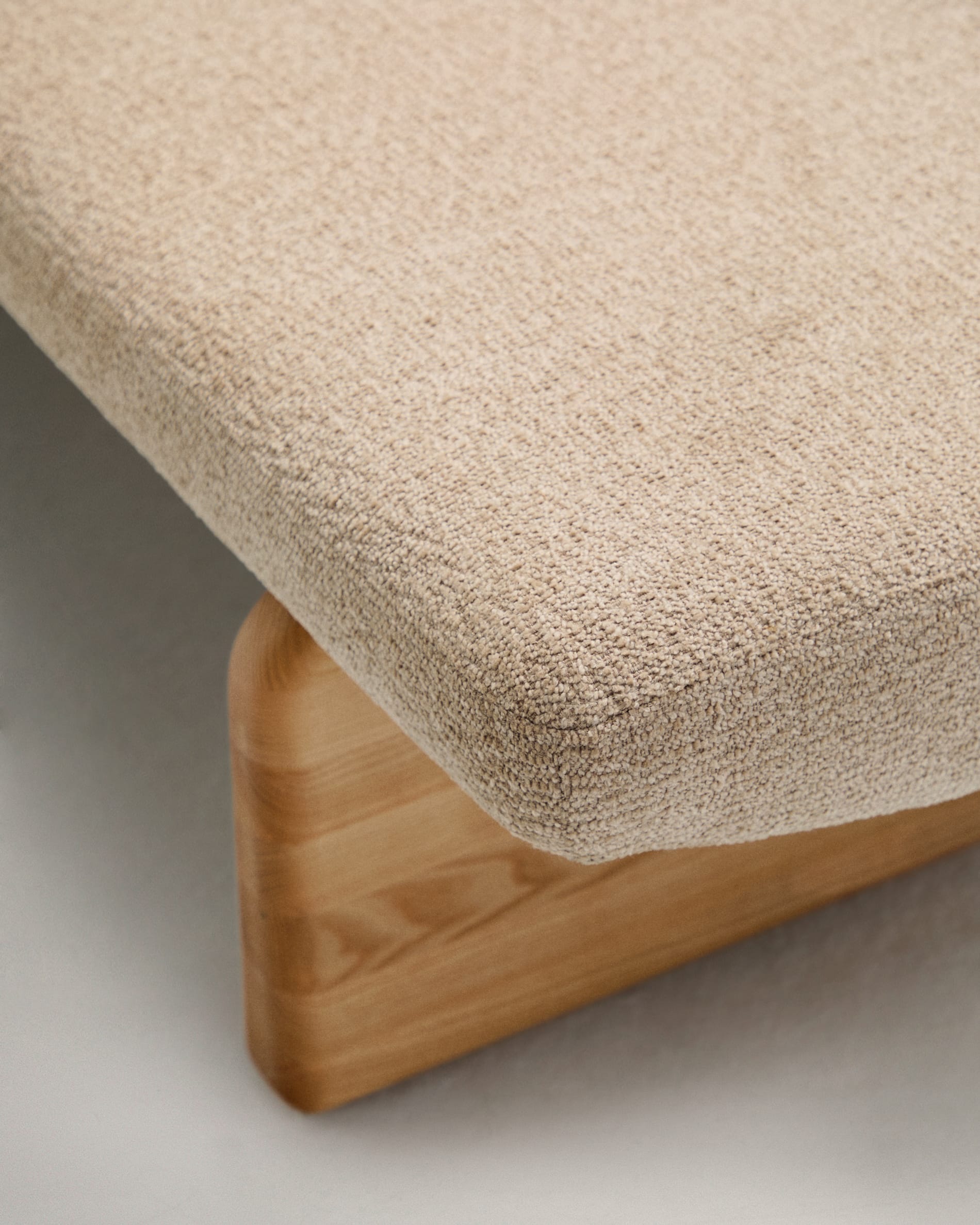 Elegante Polsterbank Topaz, 150 cm, aus beigem Chenille und massivem Eschenholz mit natürlichem Finish, FSC-zertifiziert, von Kave Home.