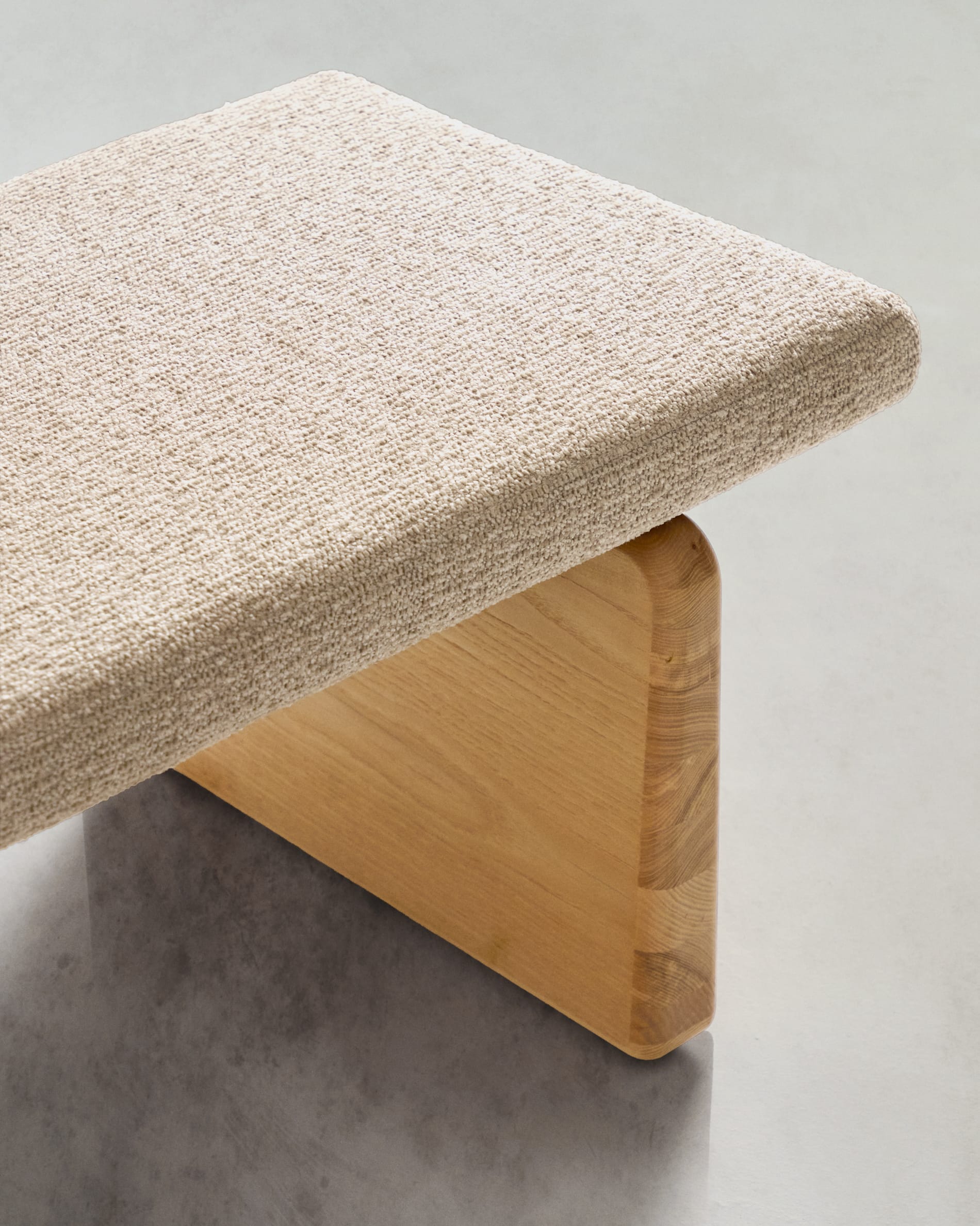Polsterbank Topaz, 150 cm, aus beigem Chenille und Eschenholz mit natürlichem Finish, FSC-zertifiziert, von Kave Home.