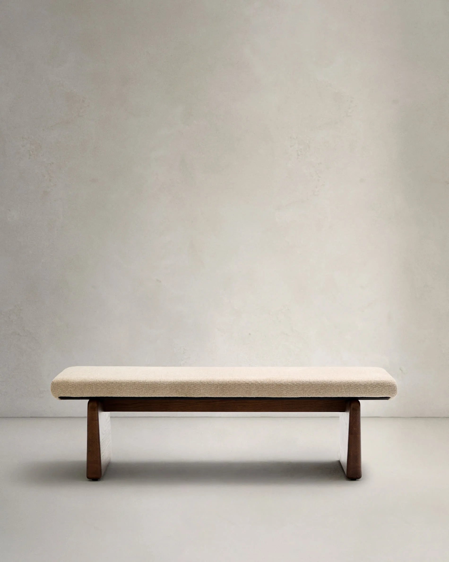 Polsterbank Topaz, 150 cm, beiger Chenillebezug, Eschenholz mit Walnuss-Finish, FSC-zertifiziert, von Kave Home.