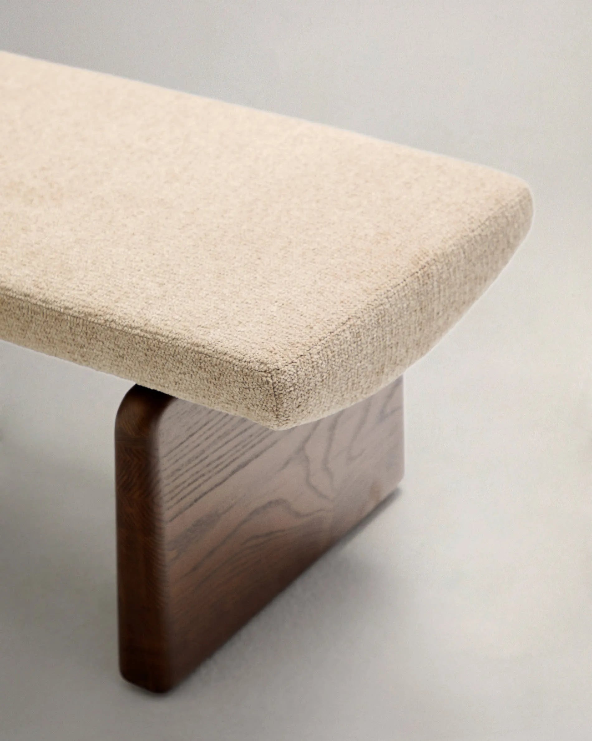 Elegante Polsterbank Topaz, 150 cm, beiger Chenillebezug, massives Eschenholz mit Walnuss-Finish, FSC-zertifiziert, von Kave Home.