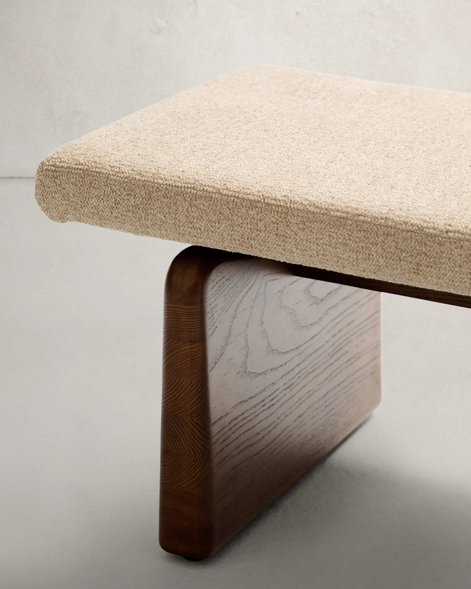 Polsterbank Topaz, 150 cm, beiger Chenillebezug, Eschenholz mit Walnuss-Finish, FSC-zertifiziert, von Kave Home.