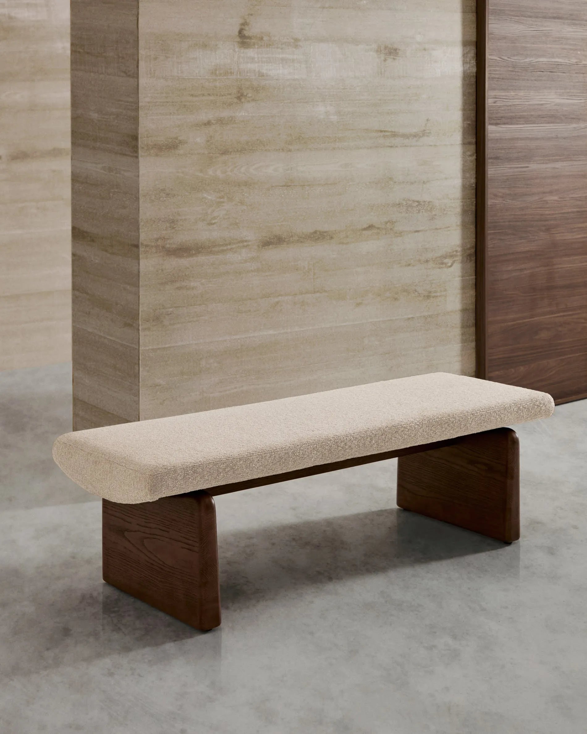 Elegante Polsterbank Topaz aus beigem Chenille und massivem Eschenholz mit Walnuss-Finish, 150 cm, FSC-zertifiziert von Kave Home.