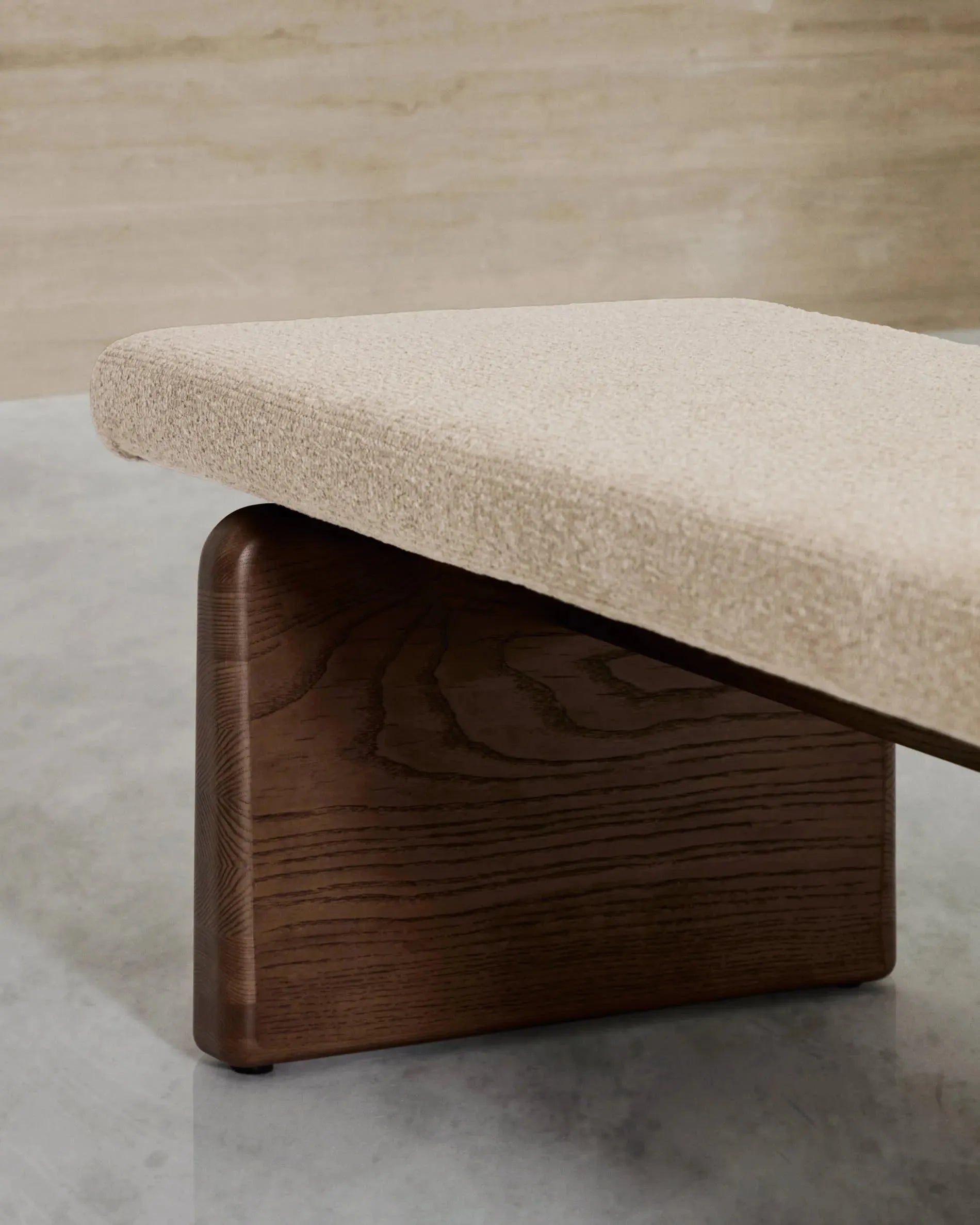 Elegante Polsterbank Topaz, 150 cm, aus beigem Chenille und Eschenholz mit Walnuss-Finish, FSC-zertifiziert, von Kave Home.
