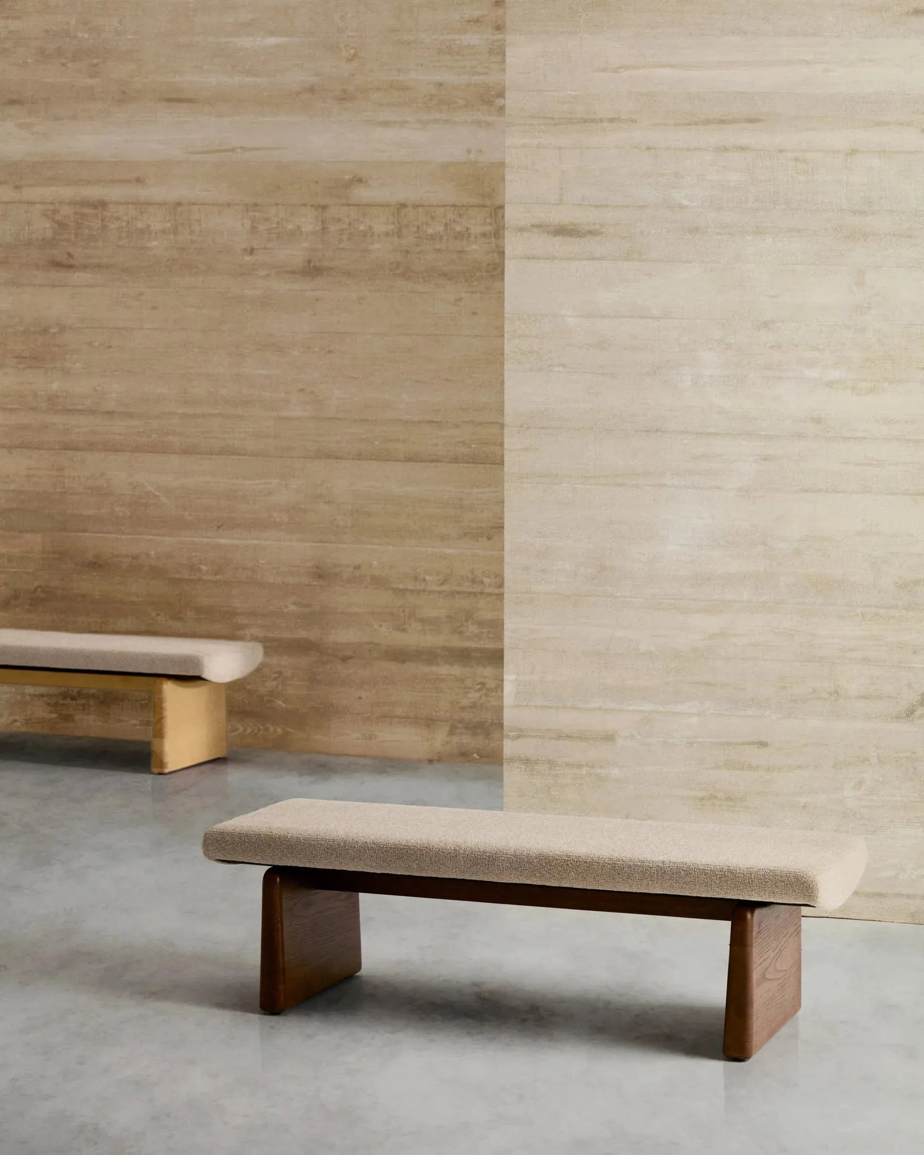 Polsterbank Topaz, 150 cm, beiger Chenillebezug, massives Eschenholz mit Walnuss-Finish, FSC 100%, von Kave Home.