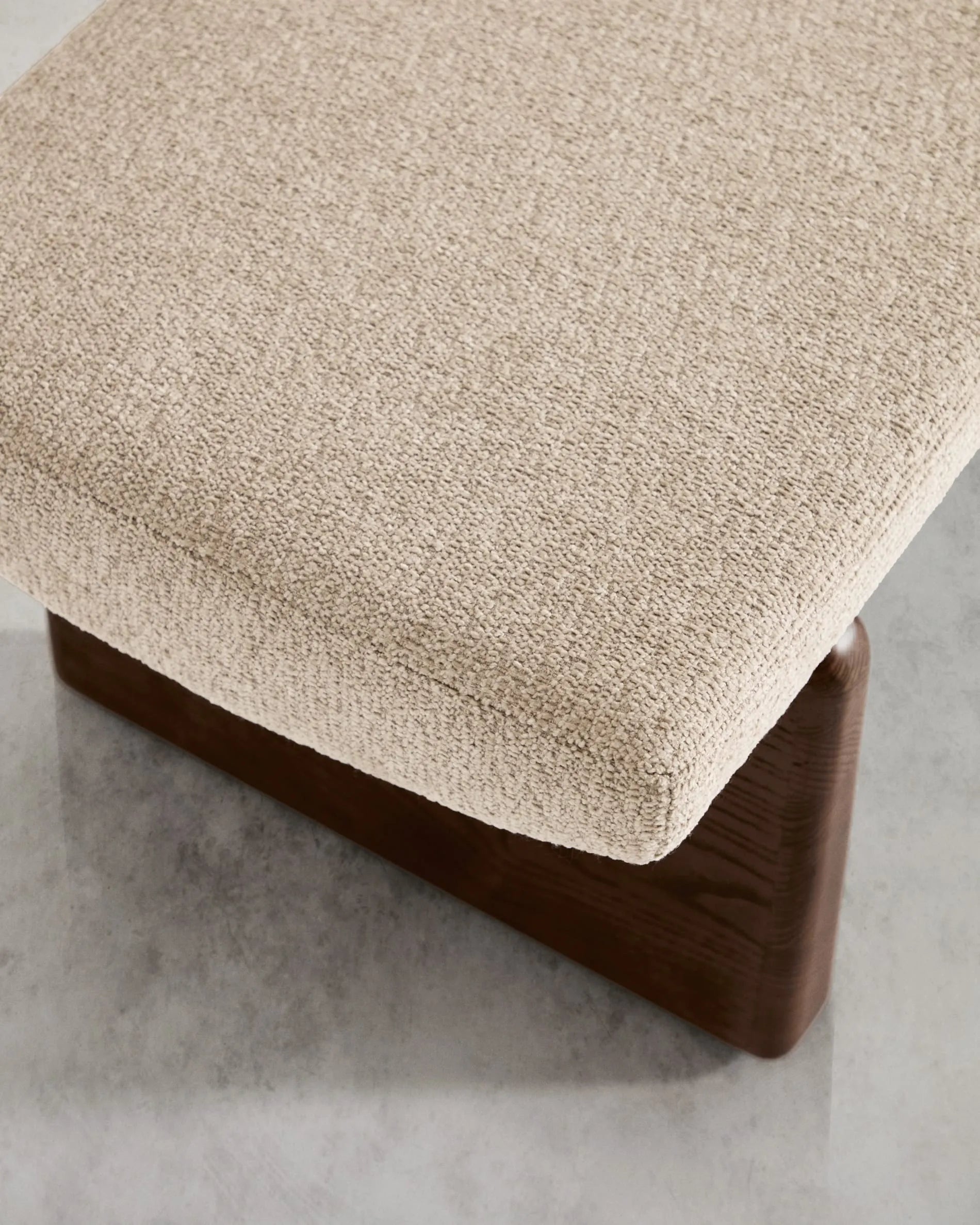 Elegante Polsterbank Topaz, 150 cm, beiger Chenillebezug, massives Eschenholz mit Walnuss-Finish, FSC-zertifiziert, von Kave Home.