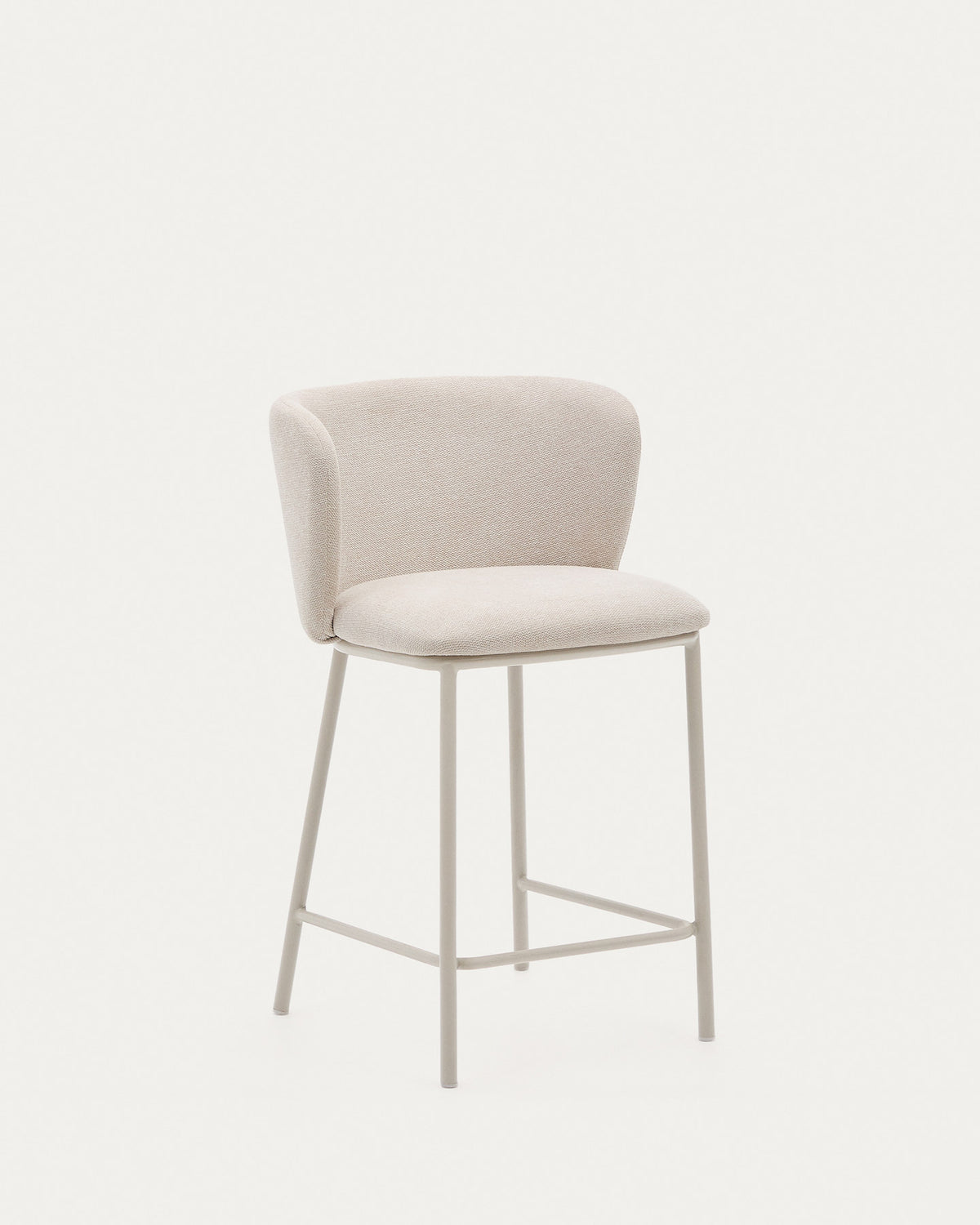 Hocker Ciselia aus beigefarbenem Chenille und beigefarbenem Stahl Höhe 65 cm FSC Mix Credit in Beige präsentiert im Onlineshop von KAQTU Design AG. Barstuhl ist von Kave Home