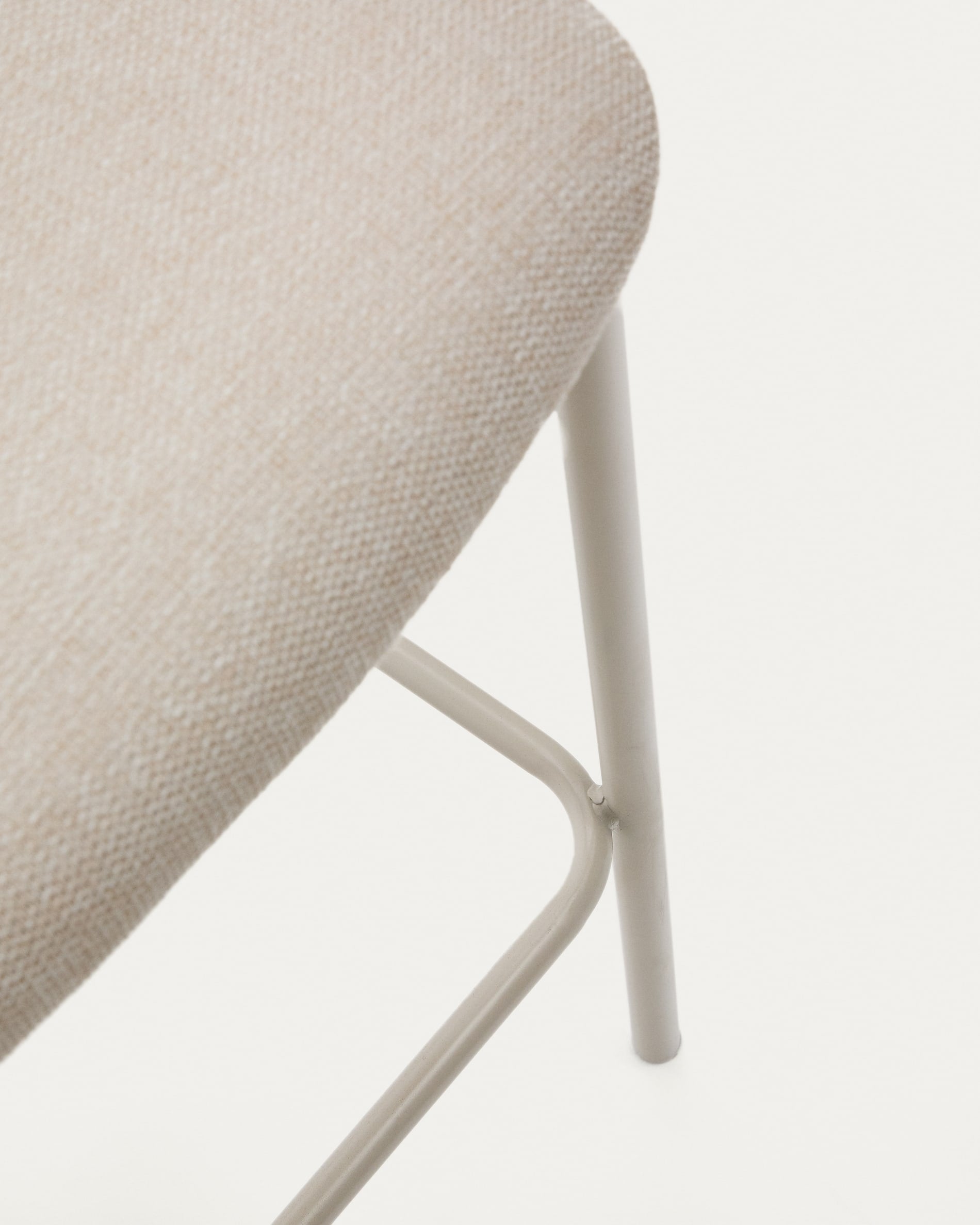 Moderner Hocker Ciselia, 65 cm hoch, aus beigem Chenille und Stahl, FSC-zertifiziert, perfekt für elegante Wohnräume.