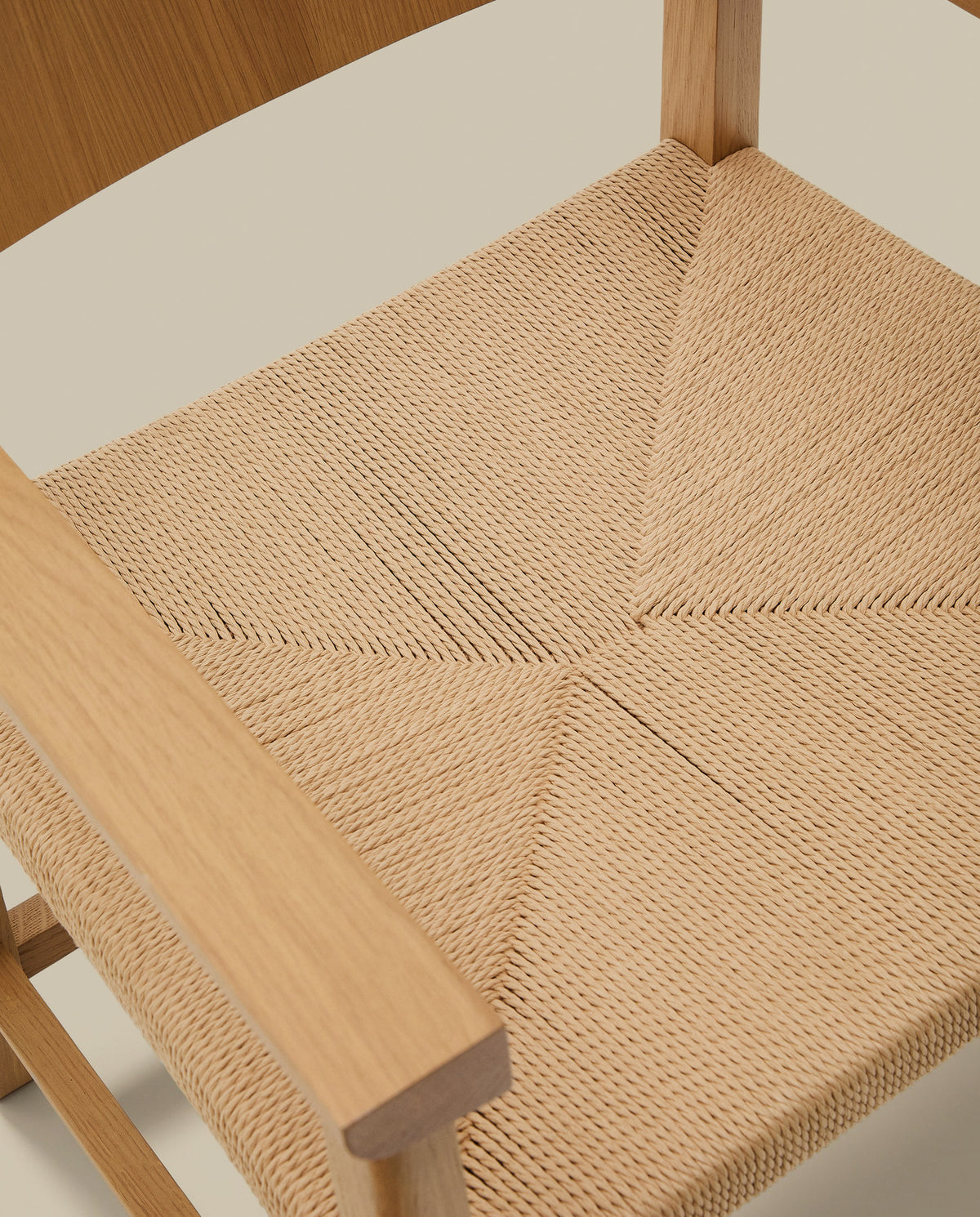 Stuhl Idun aus massivem FSC Mix Credit Eichenholz mit Finish in natürlichem Farbton und Sitzfläche aus Seil in Natur präsentiert im Onlineshop von KAQTU Design AG. Stuhl ist von Kave Home