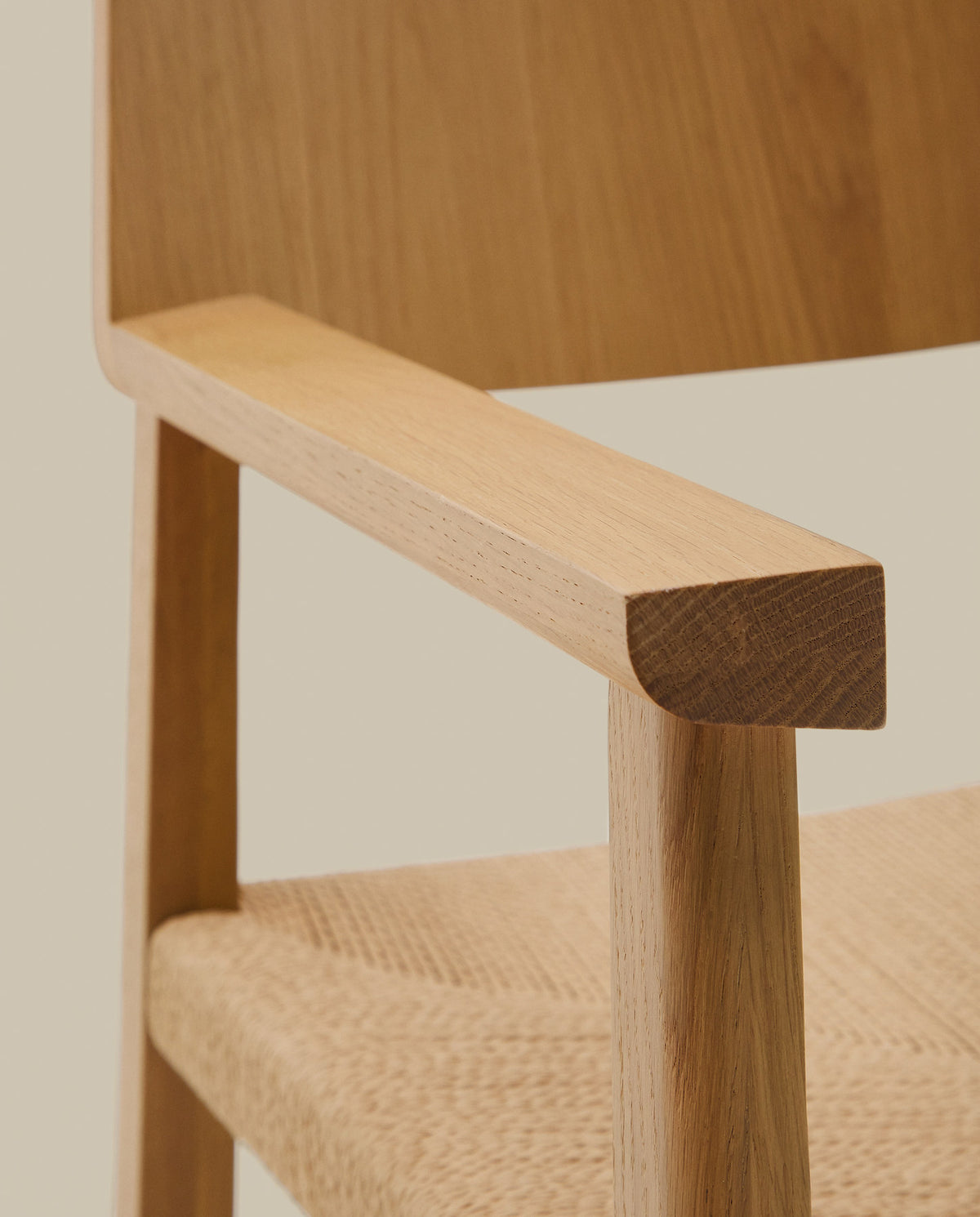 Stuhl Idun aus massivem FSC Mix Credit Eichenholz mit Finish in natürlichem Farbton und Sitzfläche aus Seil in Natur präsentiert im Onlineshop von KAQTU Design AG. Stuhl ist von Kave Home